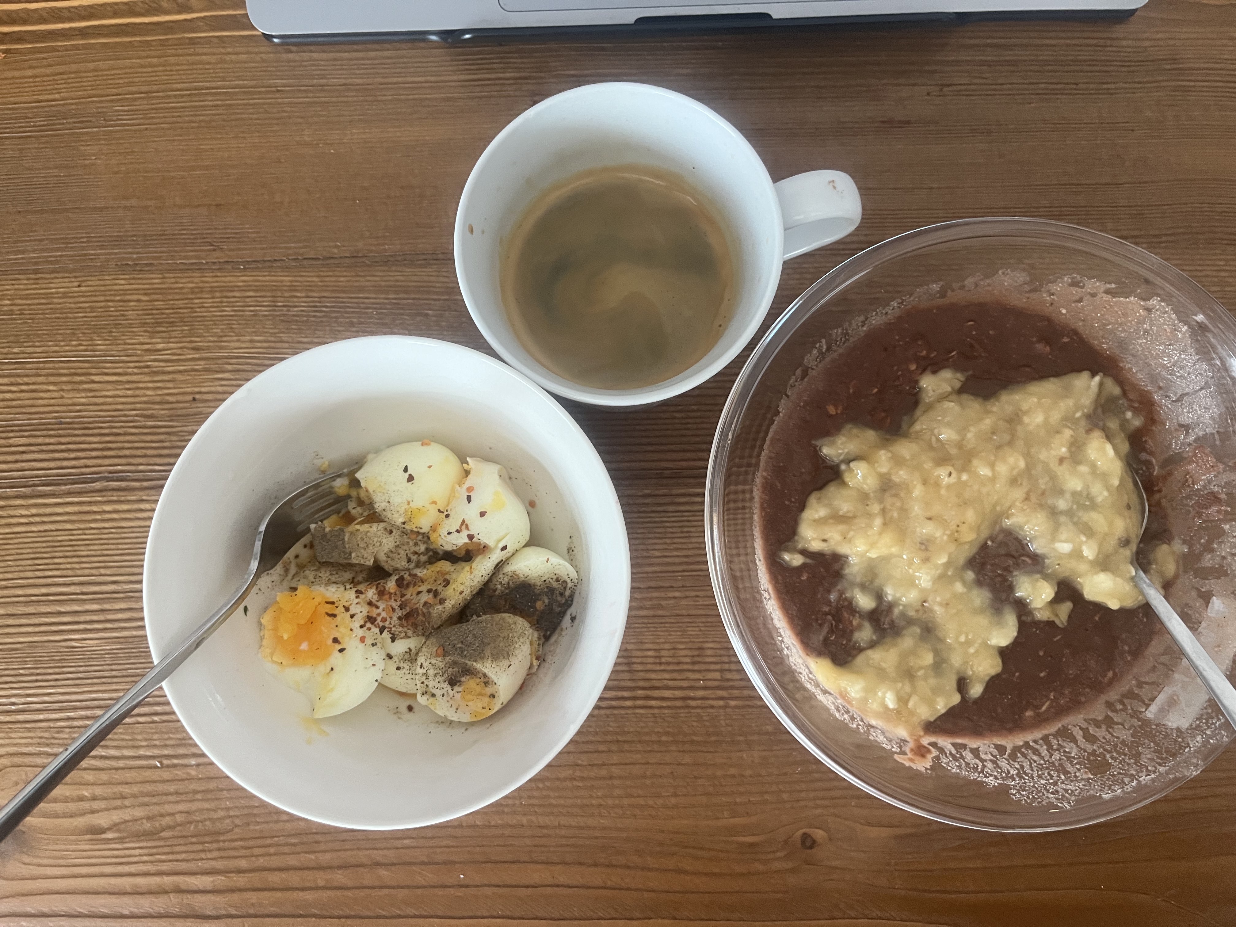 A meal consisting of 5 egg whites and 2 whole eggs, chocolate oatmeal with banana, and coffee containing 150 mg caffeine, totaling 525 calories.