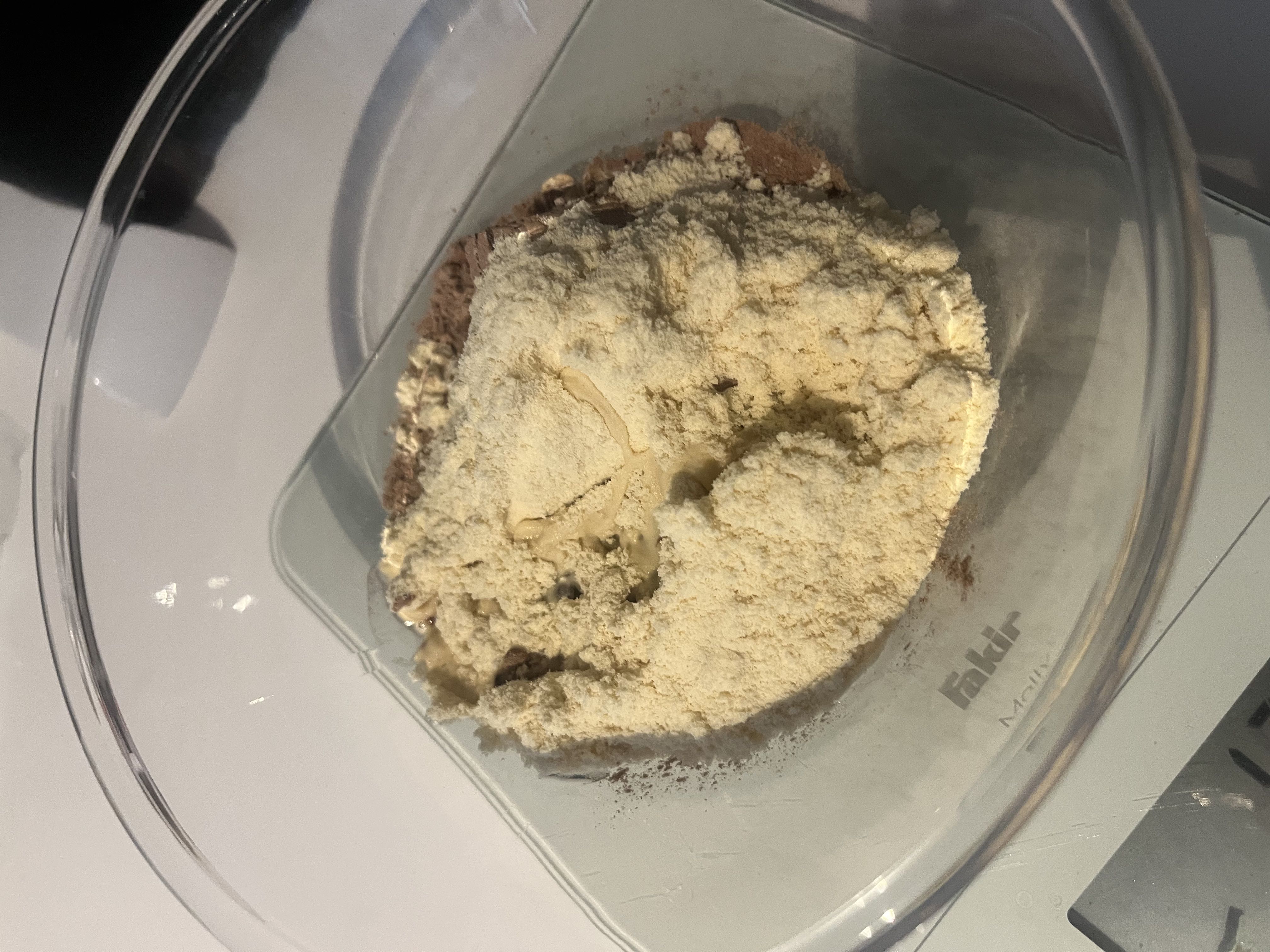 A high-calorie, protein-rich mixture including oat, rice cream, whey, coconut oil, water, and banana.