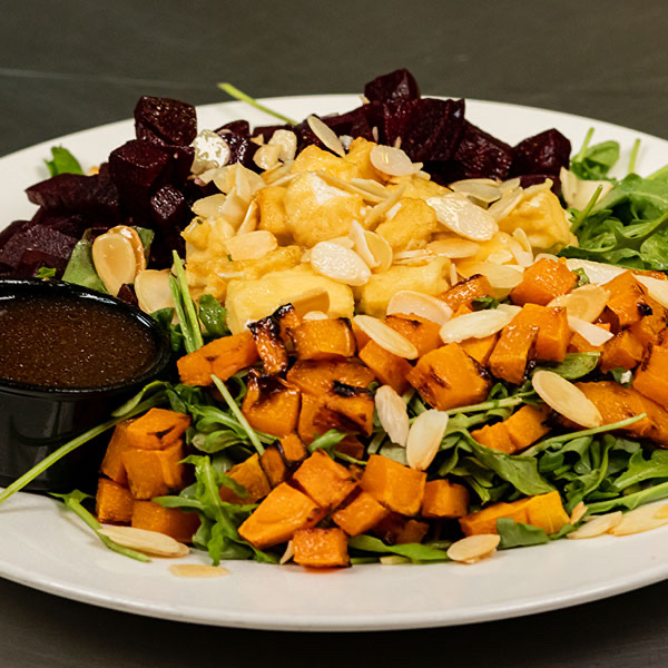 A balanced meal consisting of 300g rice and 100g chicken, providing 555 calories with ample protein and carbohydrates.