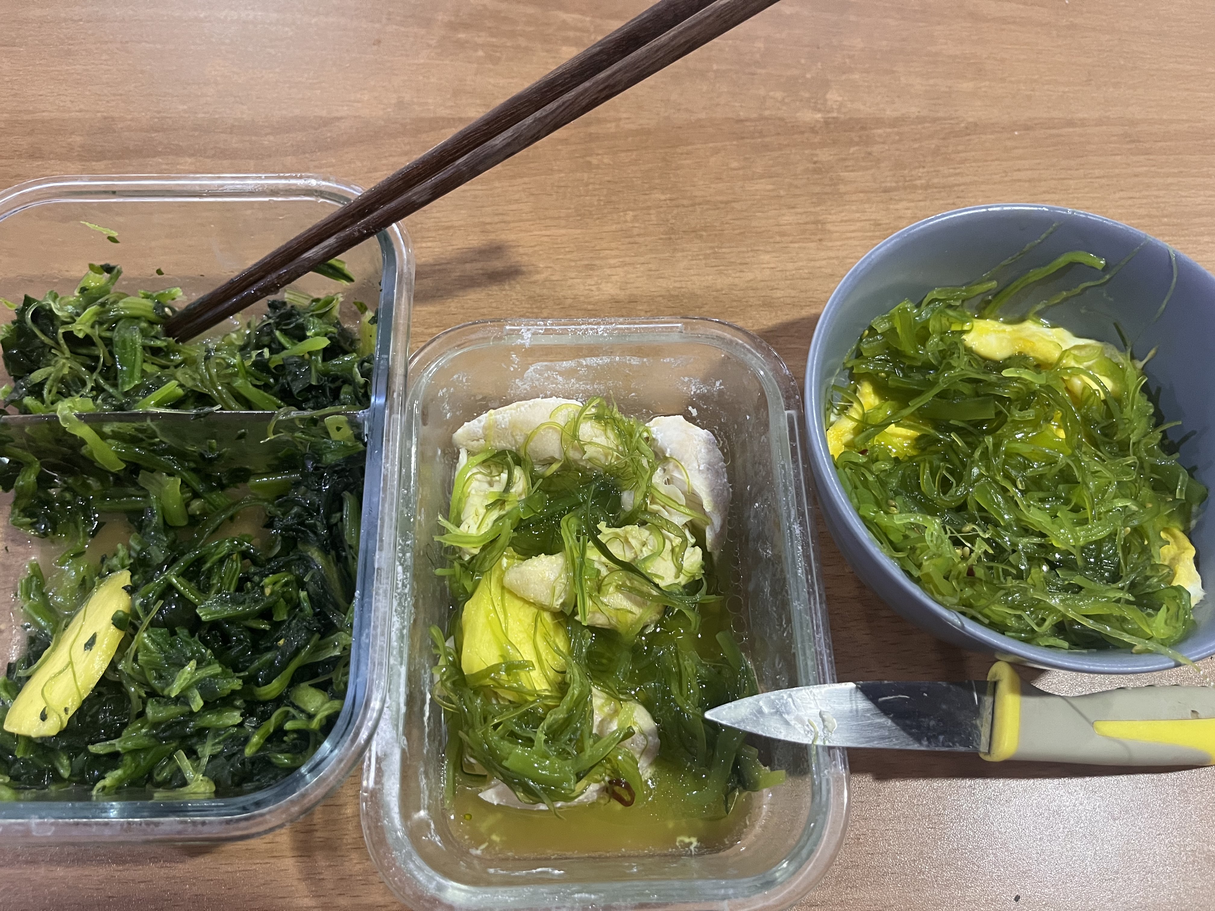 A healthy meal consisting of spinach, avocado, chicken, and seaweed, rich in protein and healthy fats.