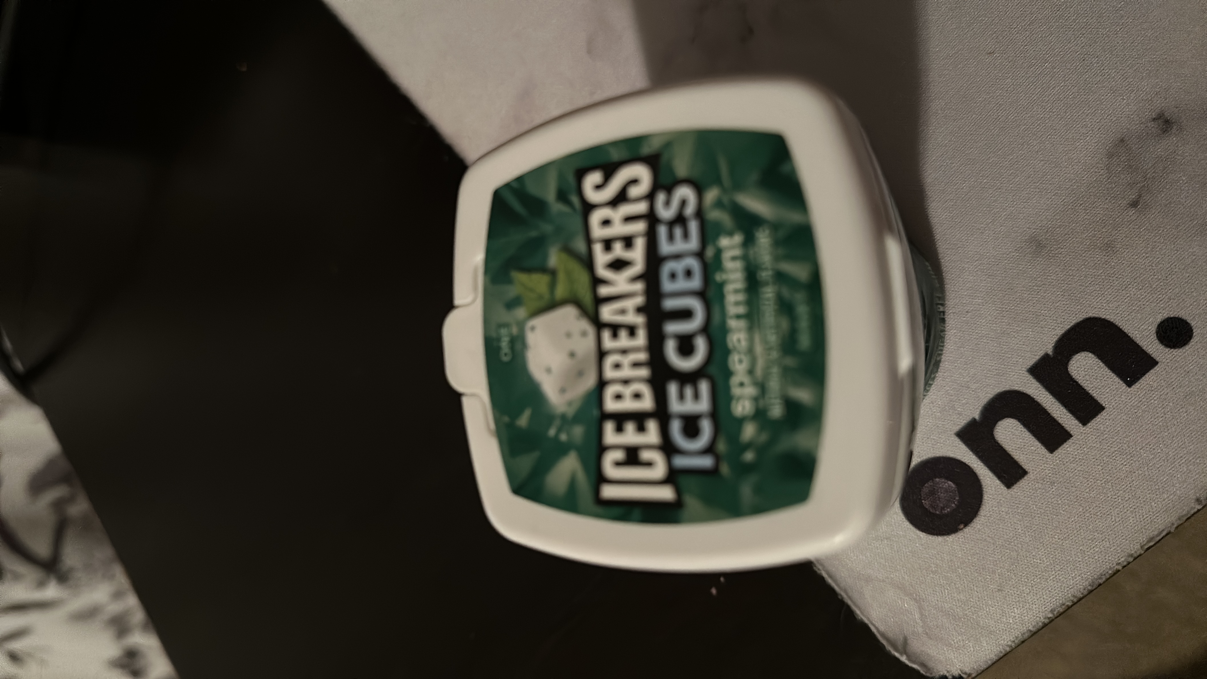 Ice Breakers Ice Cubes Spearmint gum with low calories and a refreshing flavor.