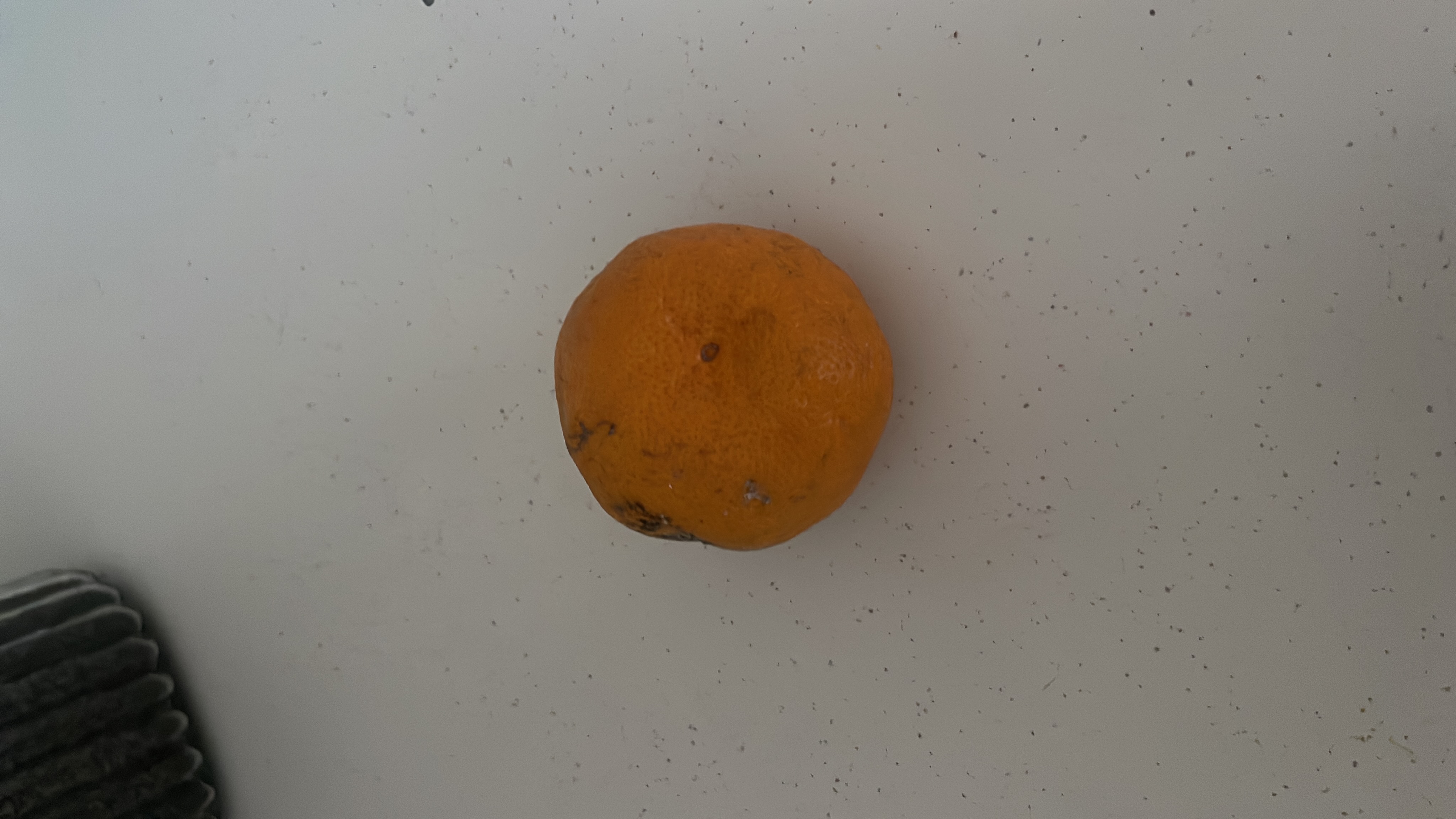 This is a mandarin orange, a low-calorie fruit rich in vitamin C and dietary fiber.