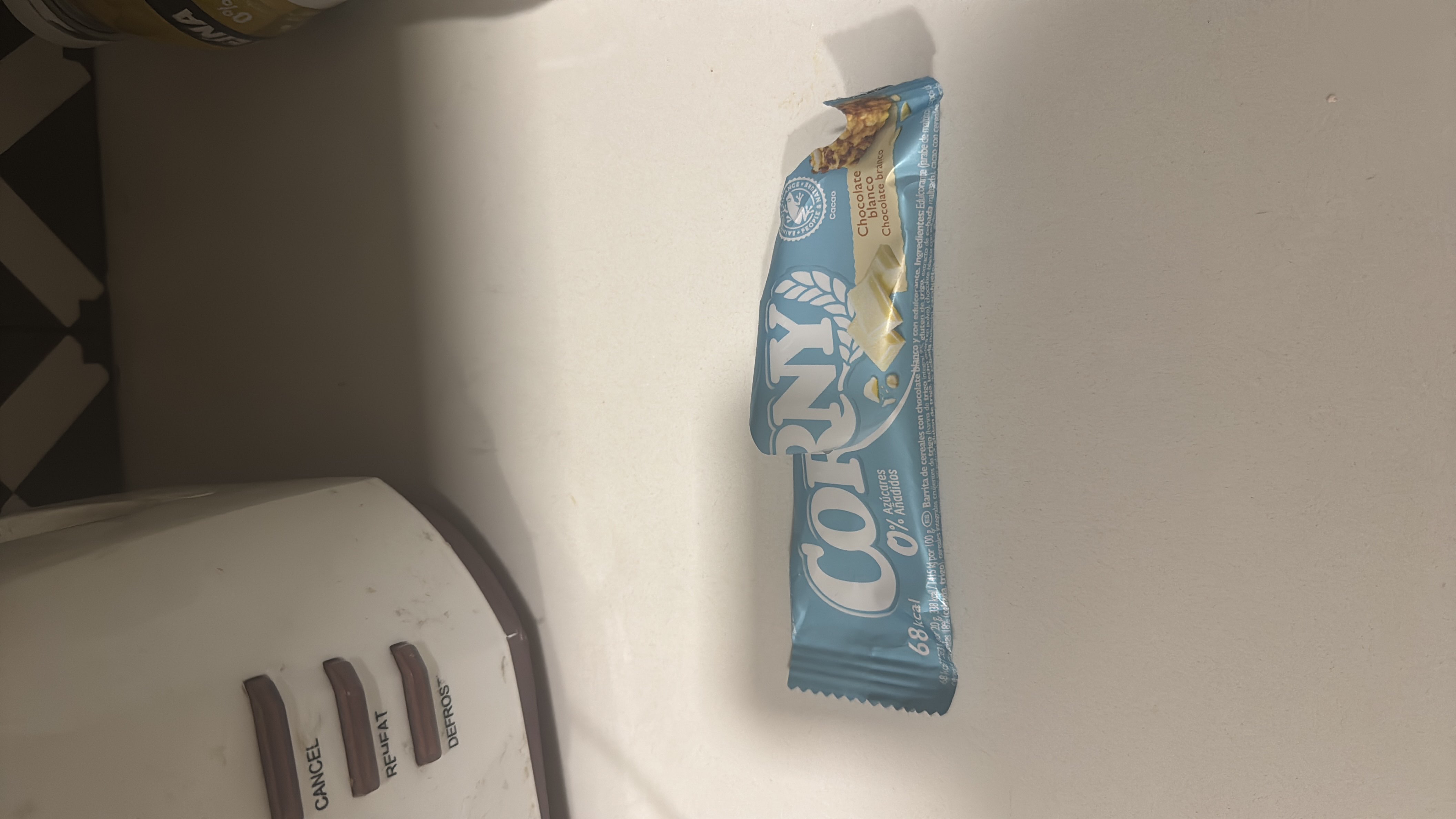 A cereal bar with white chocolate containing 68 calories, low protein, and moderate carbs, suitable for a light snack.