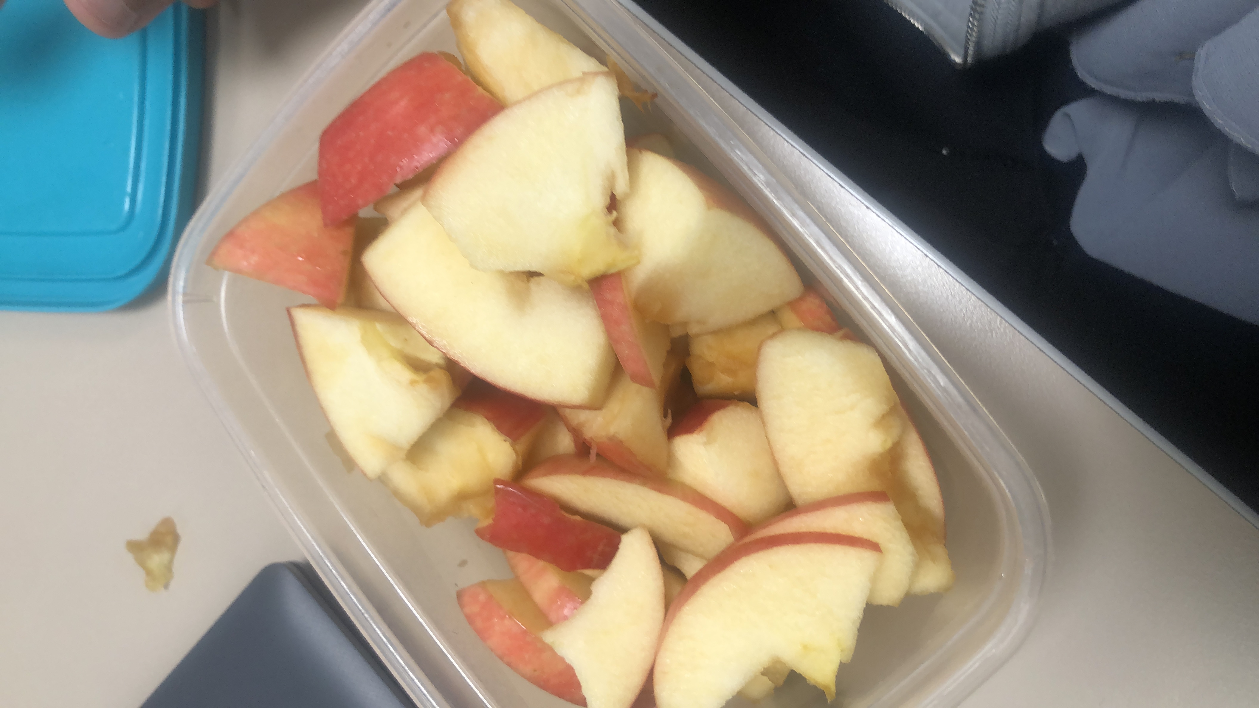The image shows sliced apples, which are a healthy snack option with low calories and high nutritional value.