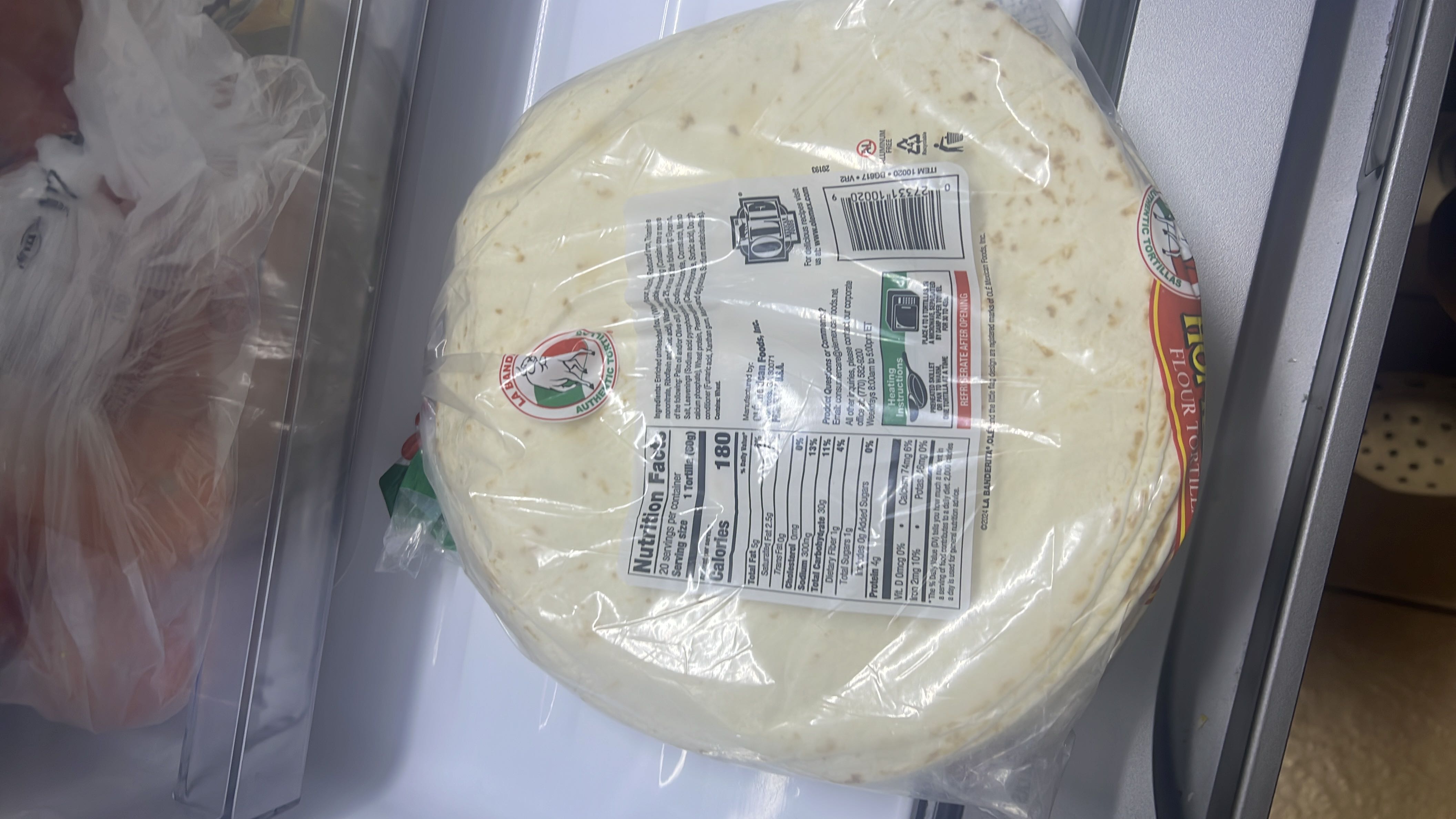 A meal consisting of 4 eggs and 4 pieces of ham, containing 400 calories, 44g of protein, 6g of carbohydrates, and 28g of fats.