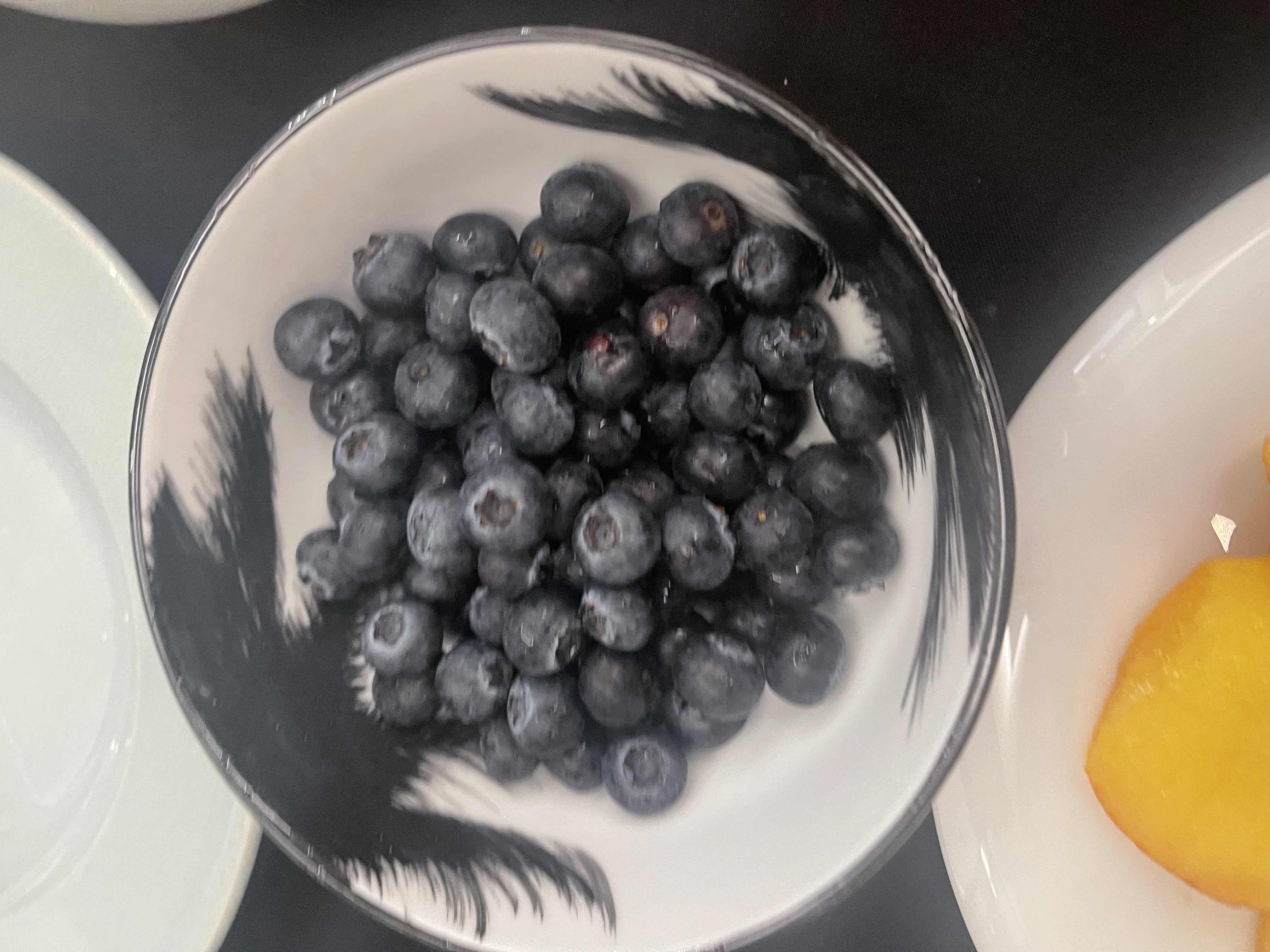 A bowl of fresh blueberries, a low-calorie fruit rich in antioxidants and nutrients.