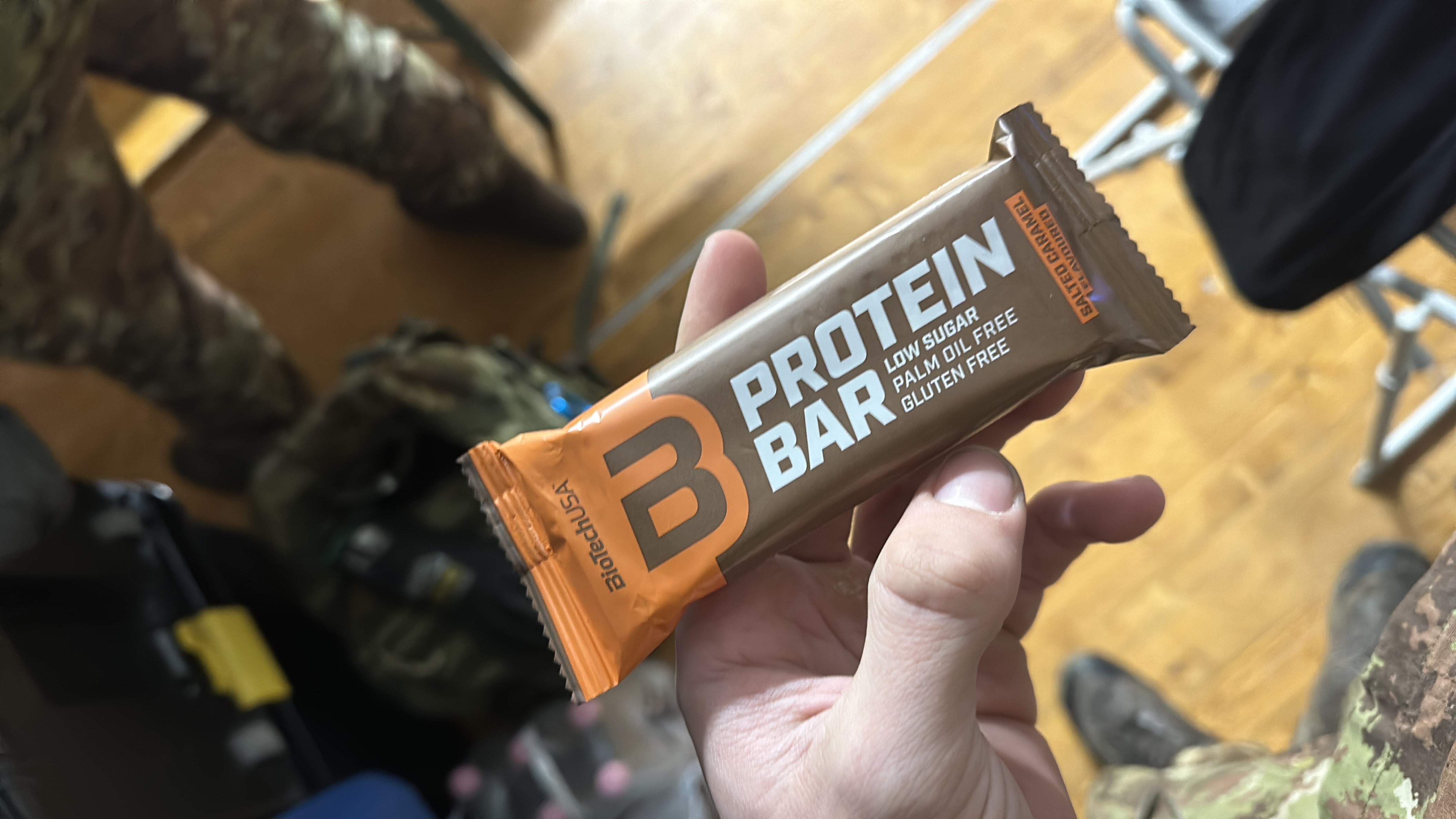 A salted caramel-flavored protein bar with low sugar, free of palm oil and gluten, providing a balanced mix of protein, carbs, and fats.