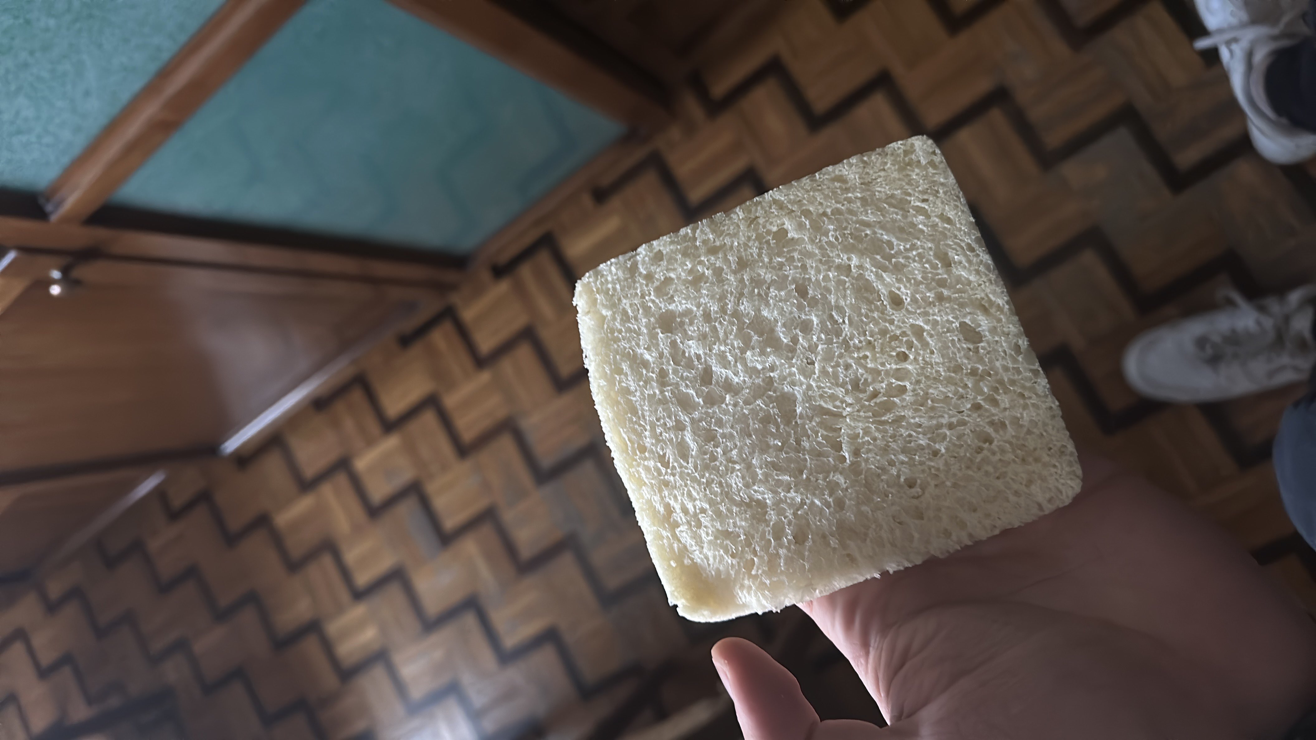 A single slice of white bread, commonly used as a staple food item, providing moderate calories and carbohydrates.