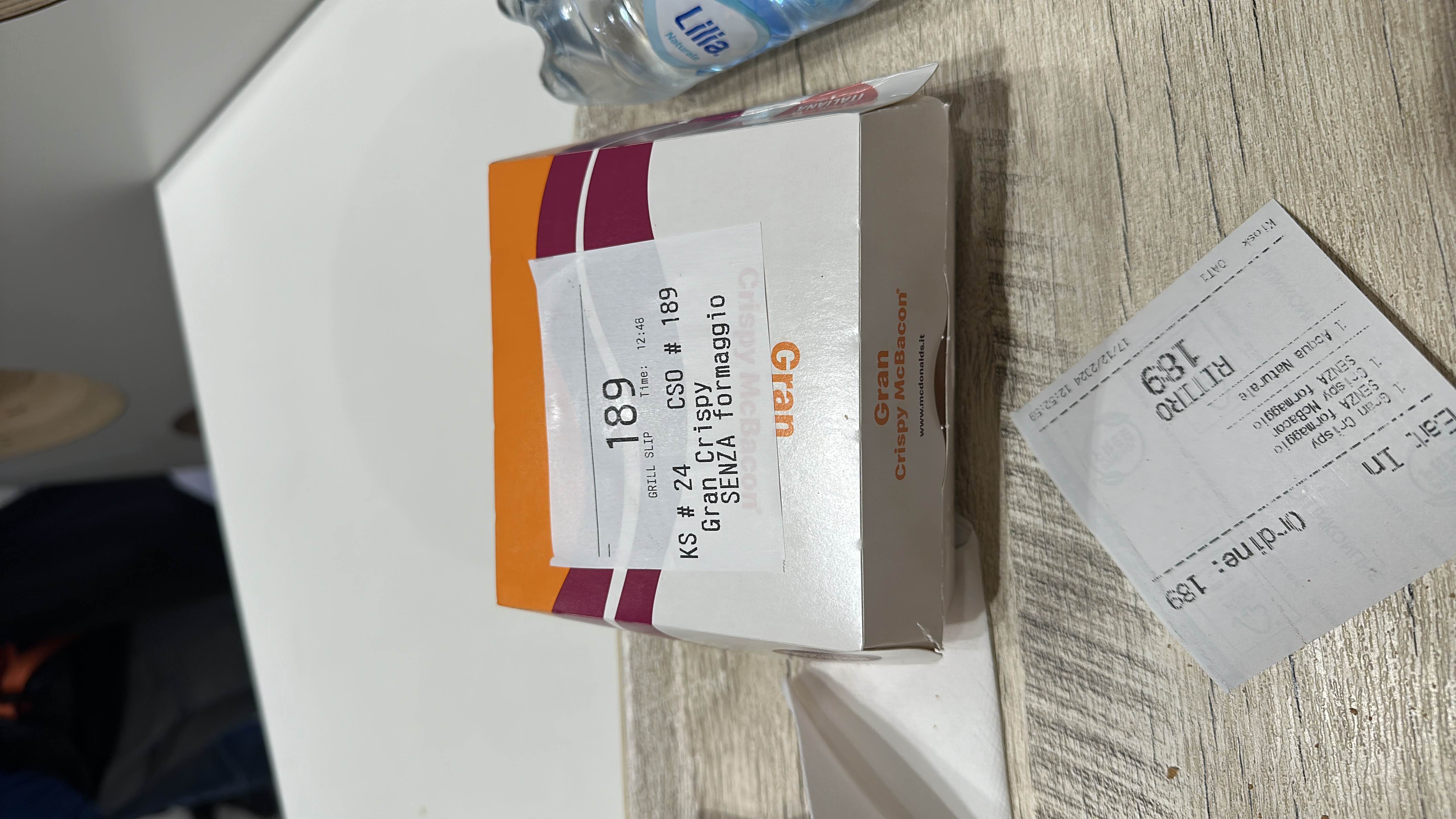 The image shows a Gran Crispy McBacon meal without cheese, likely from McDonald's, with nutritional values estimated based on typical fast food items.