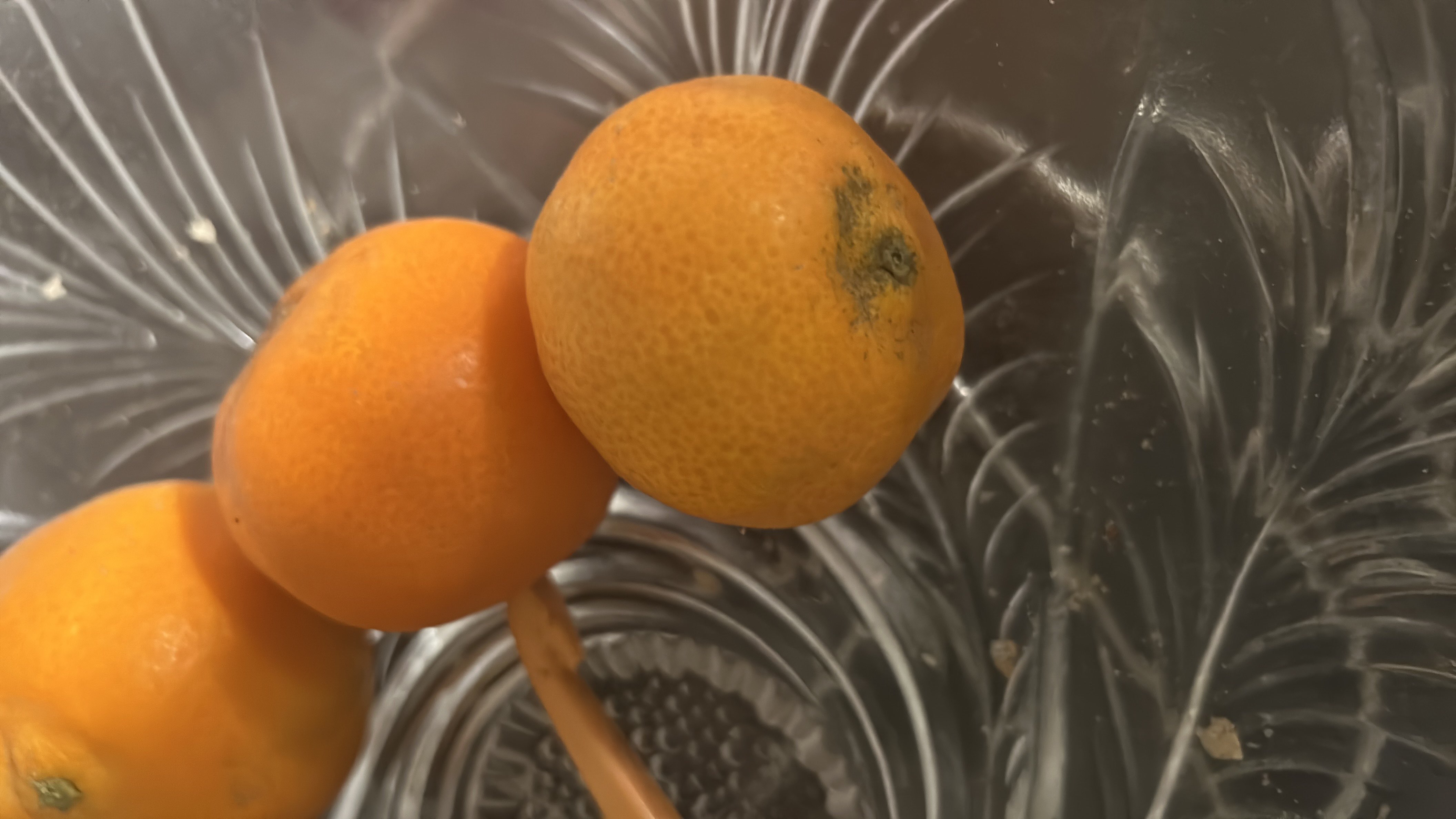 The image shows fresh oranges, which are a low-calorie fruit rich in vitamin C and dietary fiber.