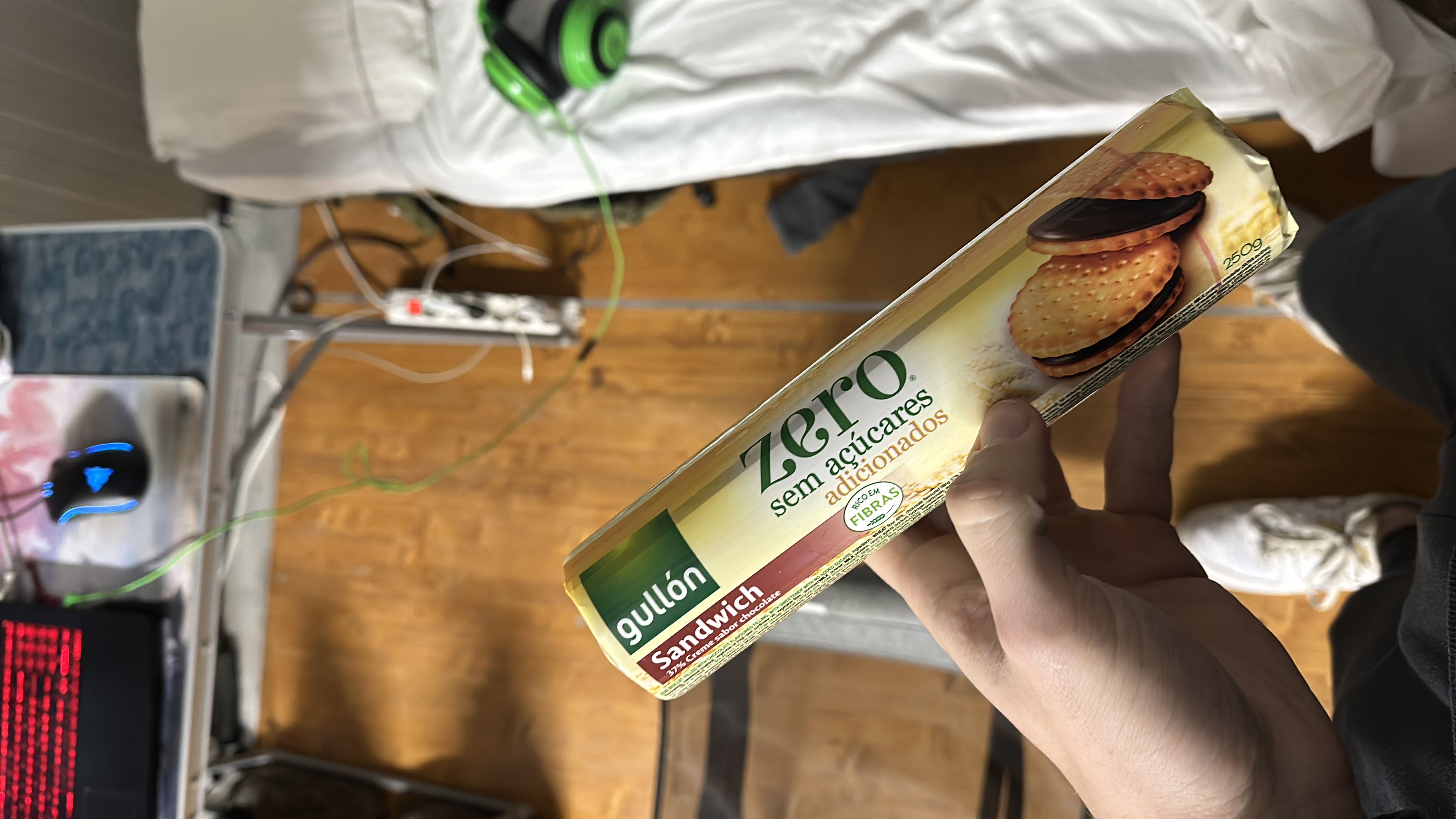 Sugar-free sandwich cookies with a cocoa filling and added fiber.