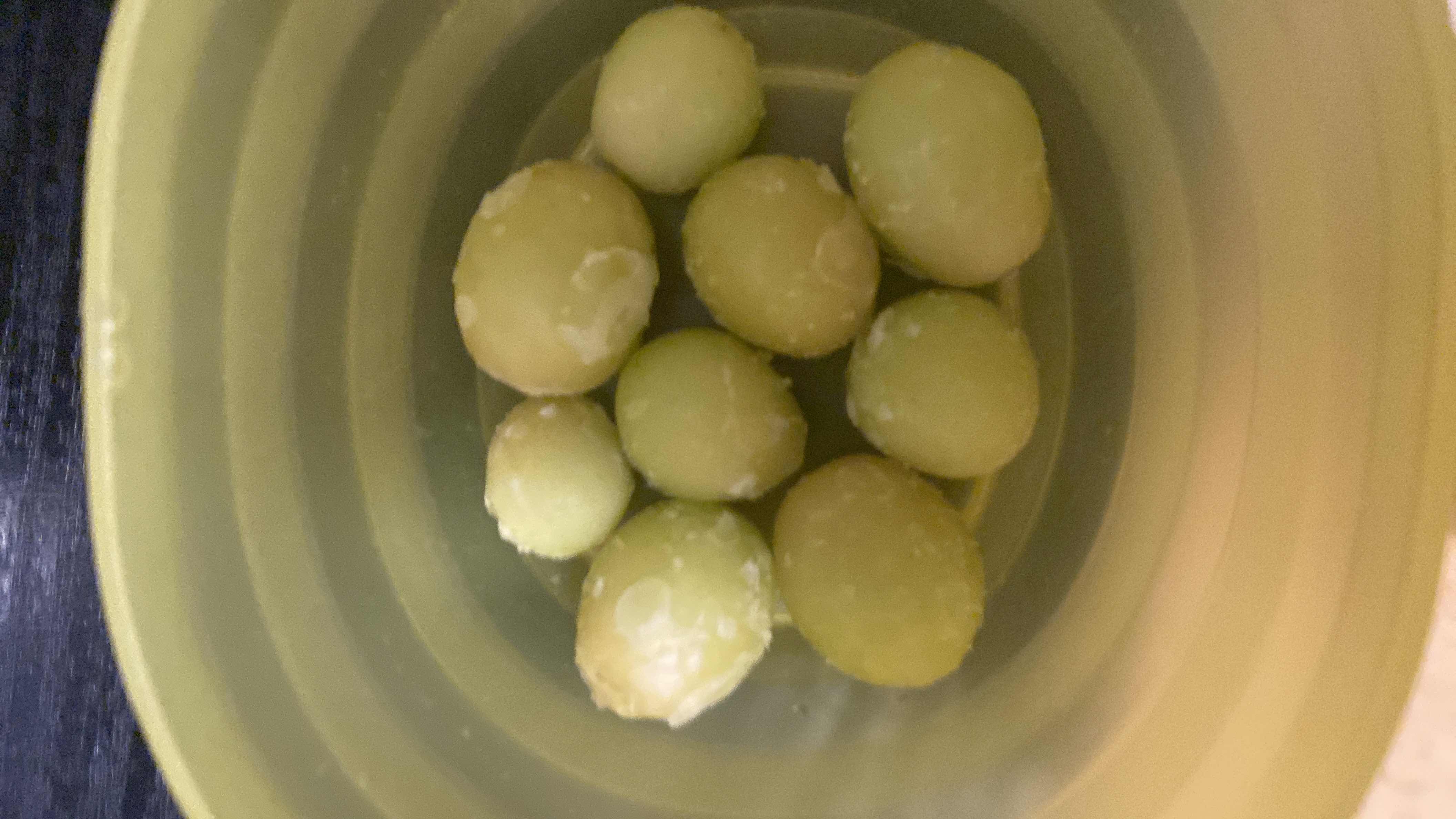 The image shows frozen green grapes, a low-calorie snack rich in natural sugars and antioxidants.