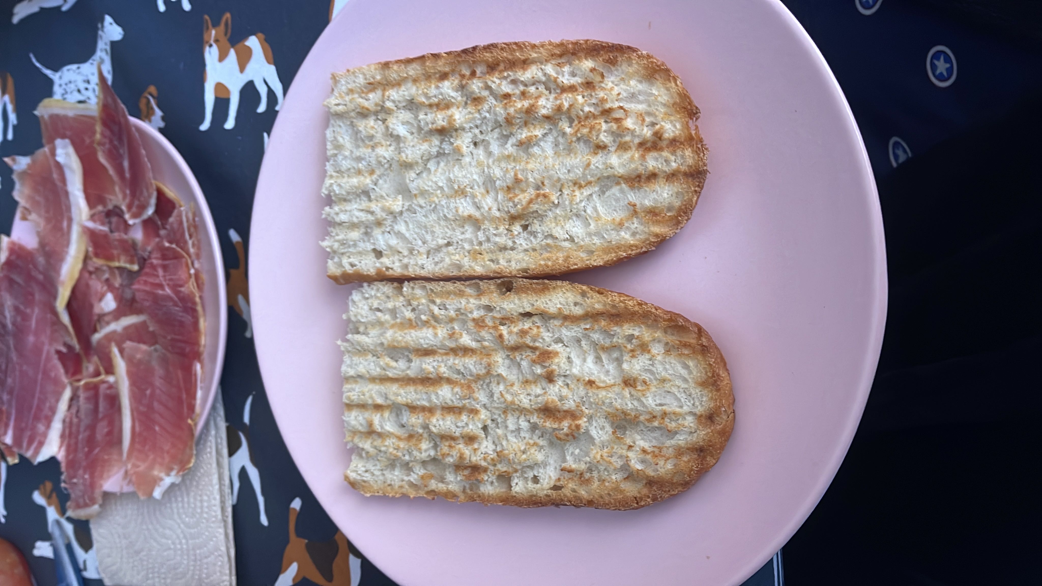 The image shows a meal consisting of toasted bread and slices of ham, providing a balanced mix of carbohydrates, protein, and fats.