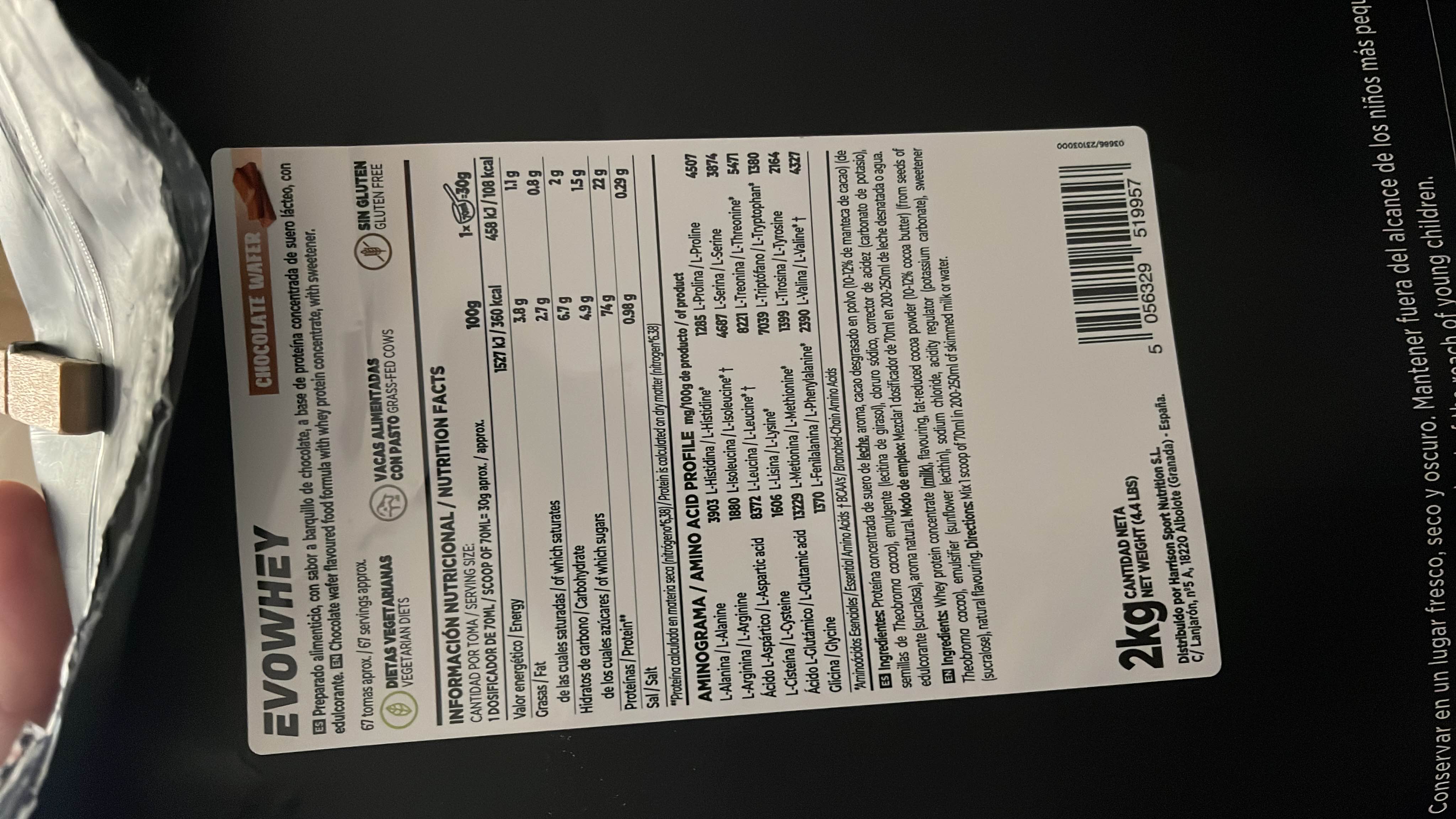 A whey protein concentrate with chocolate wafer flavor, low in fats and carbohydrates, and high in protein content, suitable for vegetarian and gluten-free diets.