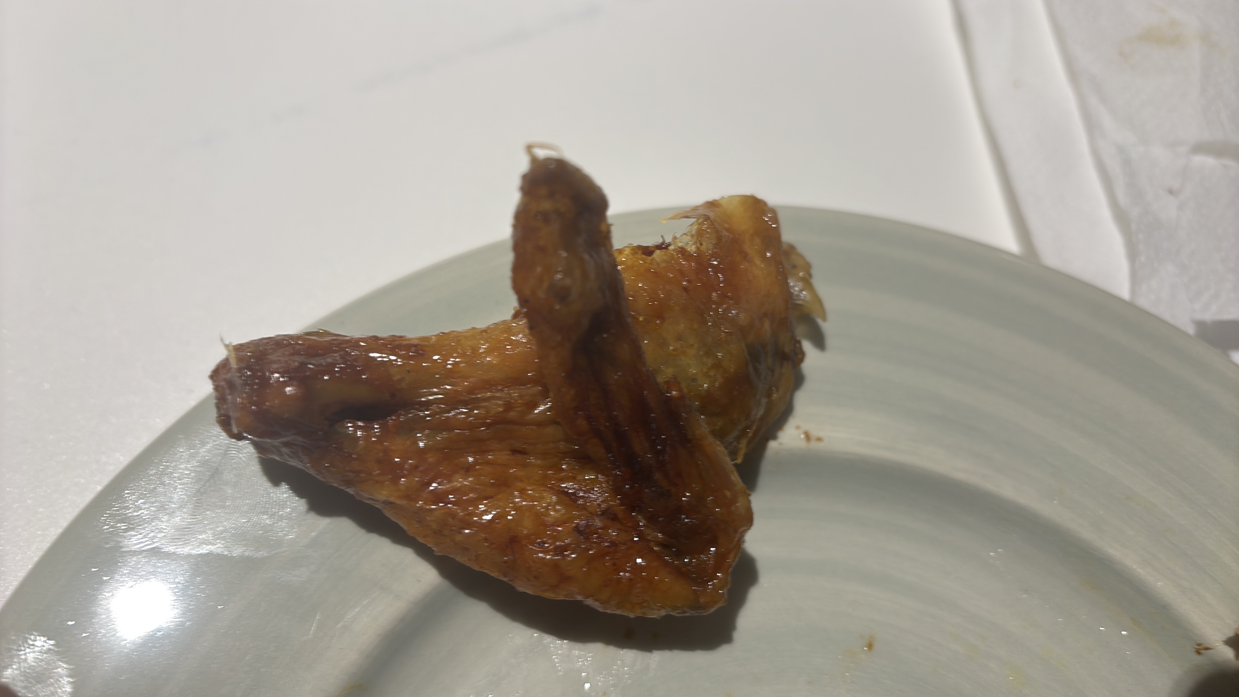 A roasted chicken wing, high in protein and moderate in fats, with no carbohydrates.