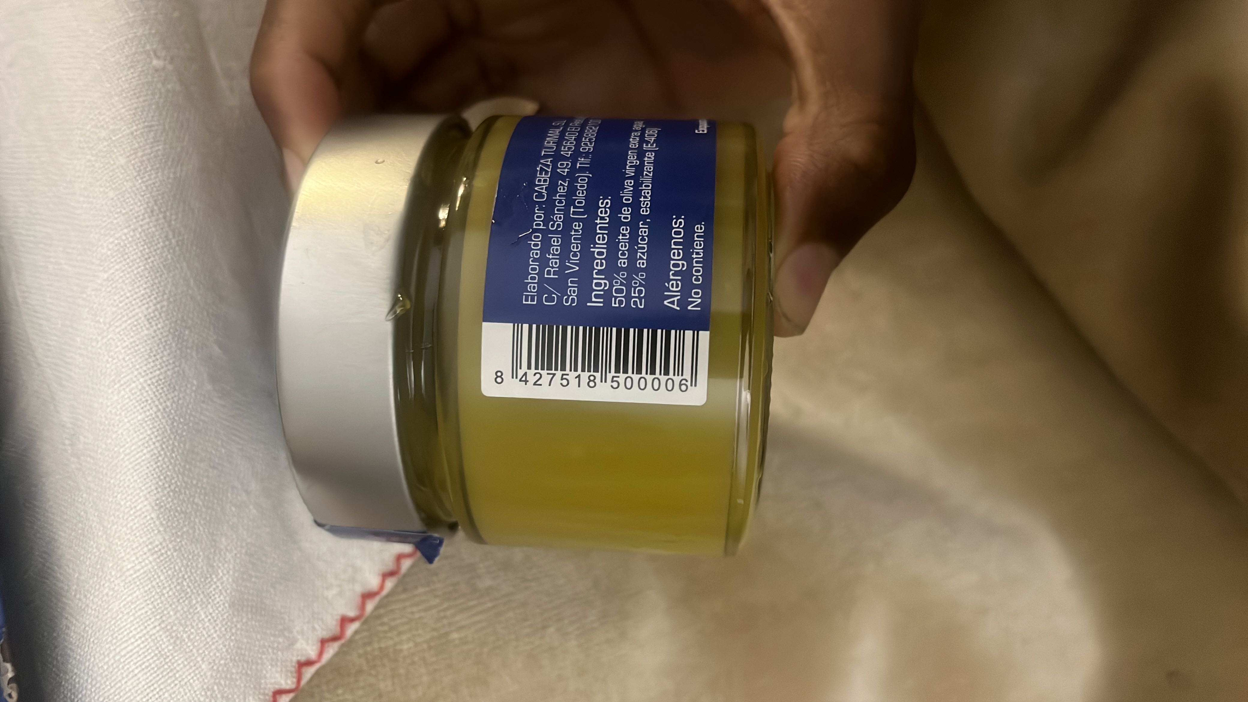 The product contains 50% extra virgin olive oil, 25% sugar, and a stabilizer (E405).