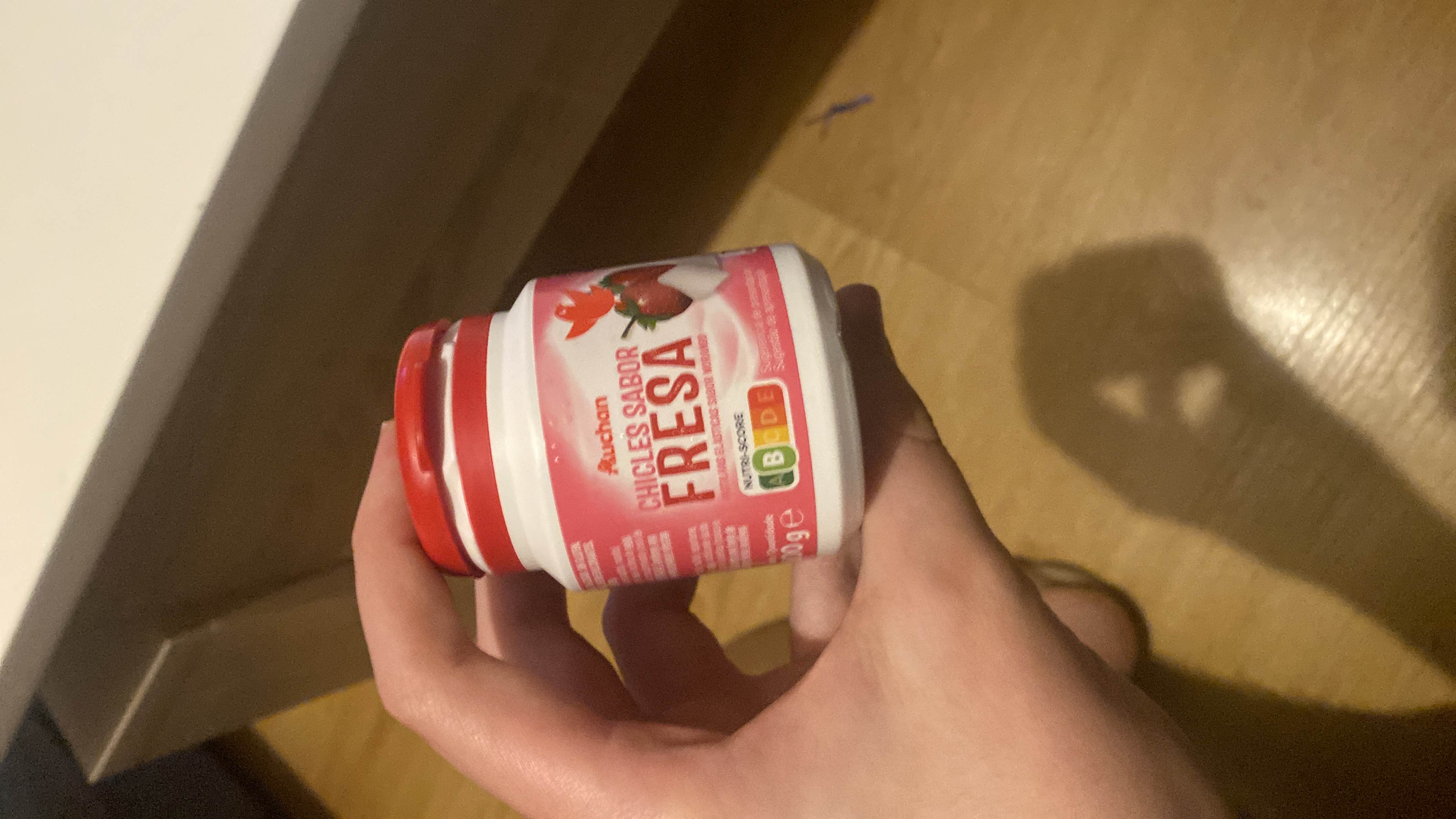 Sugar-free strawberry-flavored chewing gum with a Nutri-Score of B, indicating a relatively healthy snack option.