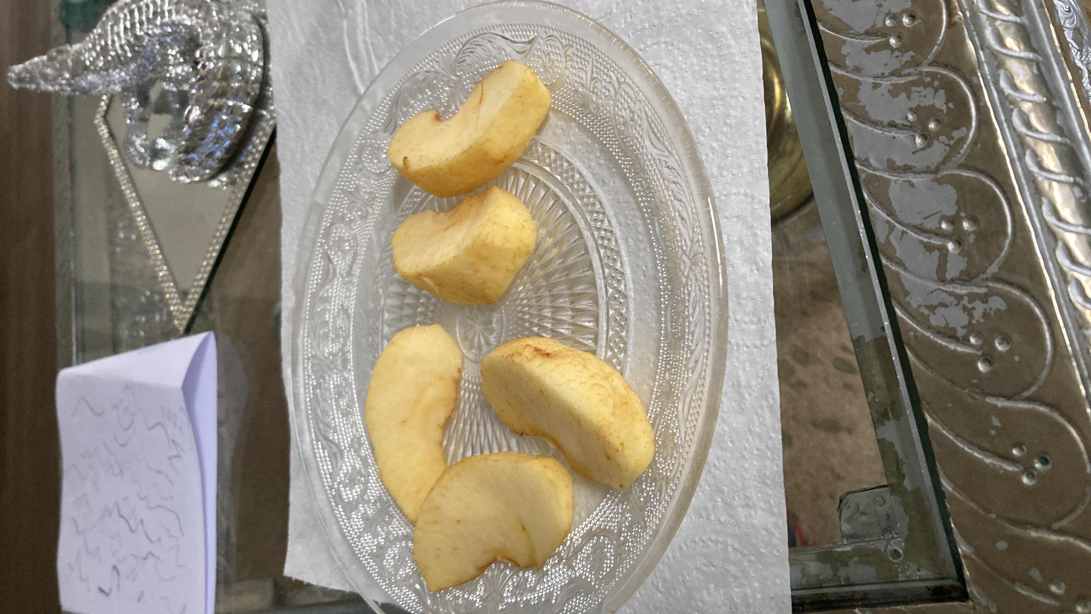 The image shows a plate of apple slices, which are low in calories and fats, and high in carbohydrates, making them a healthy snack option.