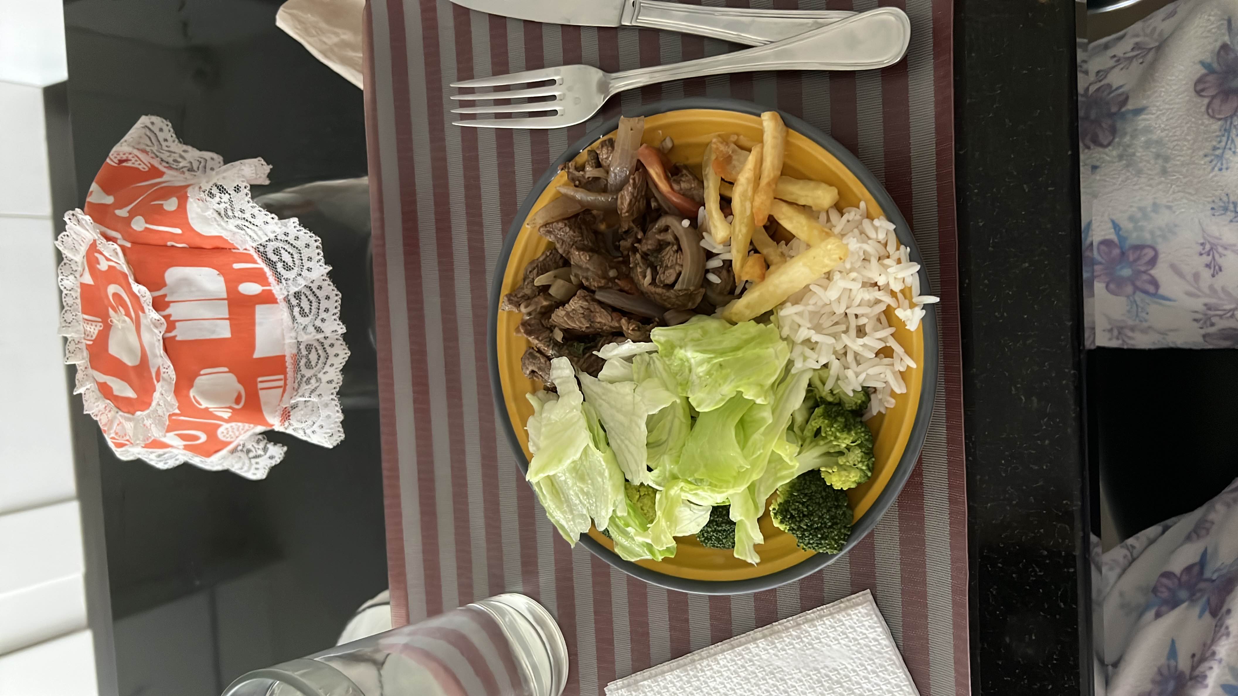 A balanced meal consisting of lettuce, broccoli, white rice (15g), beef, and french fries, providing a mix of protein, carbs, and fats.