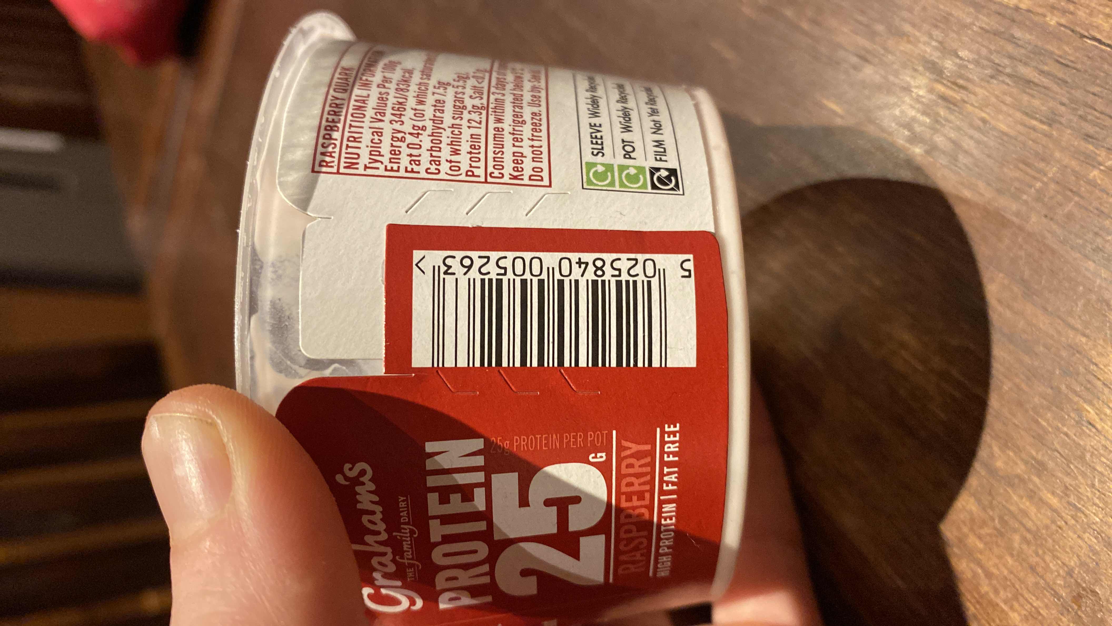 A high-protein, fat-free raspberry quark with 83 calories per 100g, containing 12g of protein, 7.5g of carbohydrates, and 0.4g of fat.