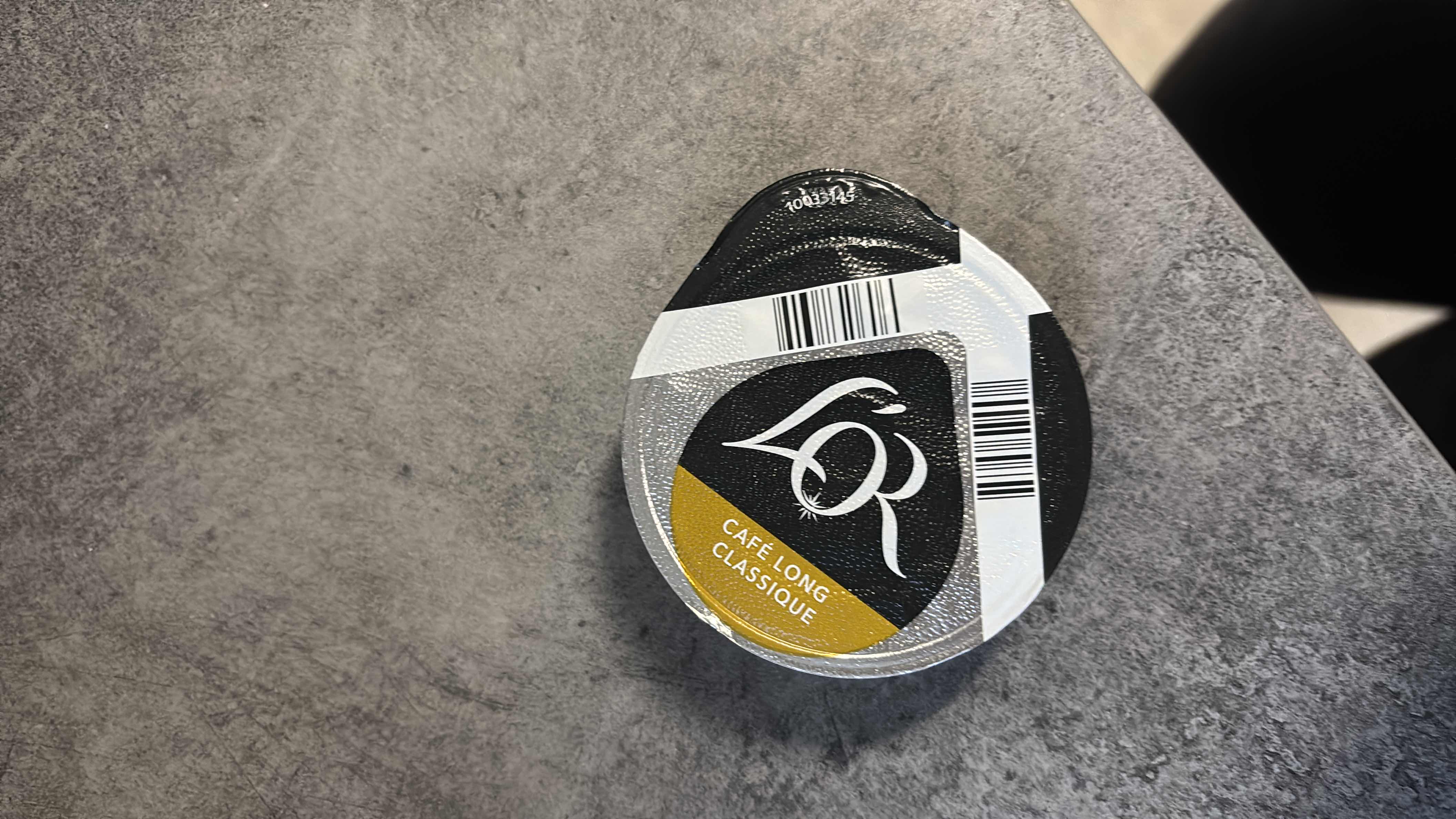 This is a single-serve coffee pod labeled 'Café Long Classique,' containing no calories, protein, carbs, or fats.