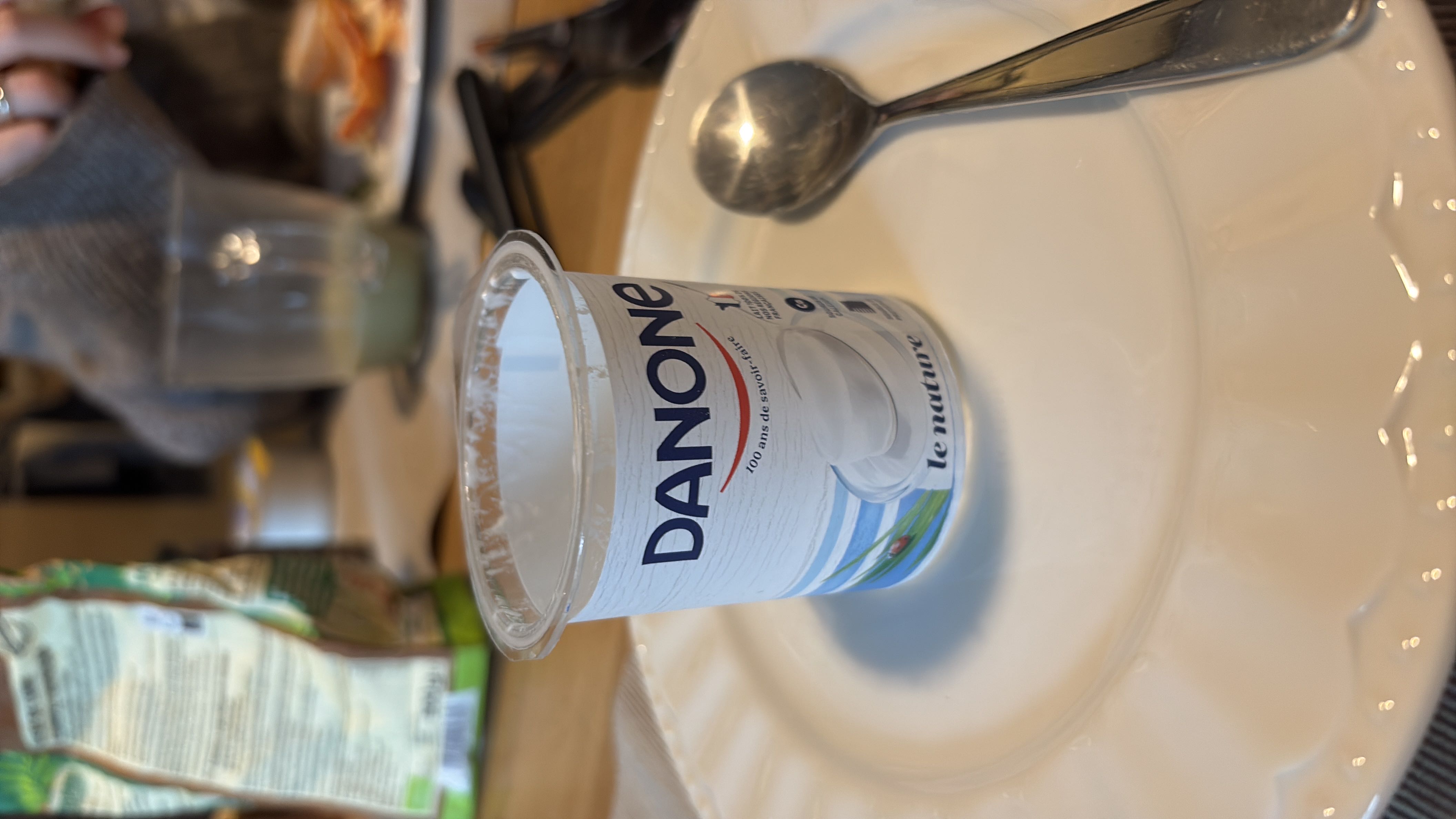 This is a natural yogurt from Danone, low in calories and rich in protein, suitable for a healthy diet.