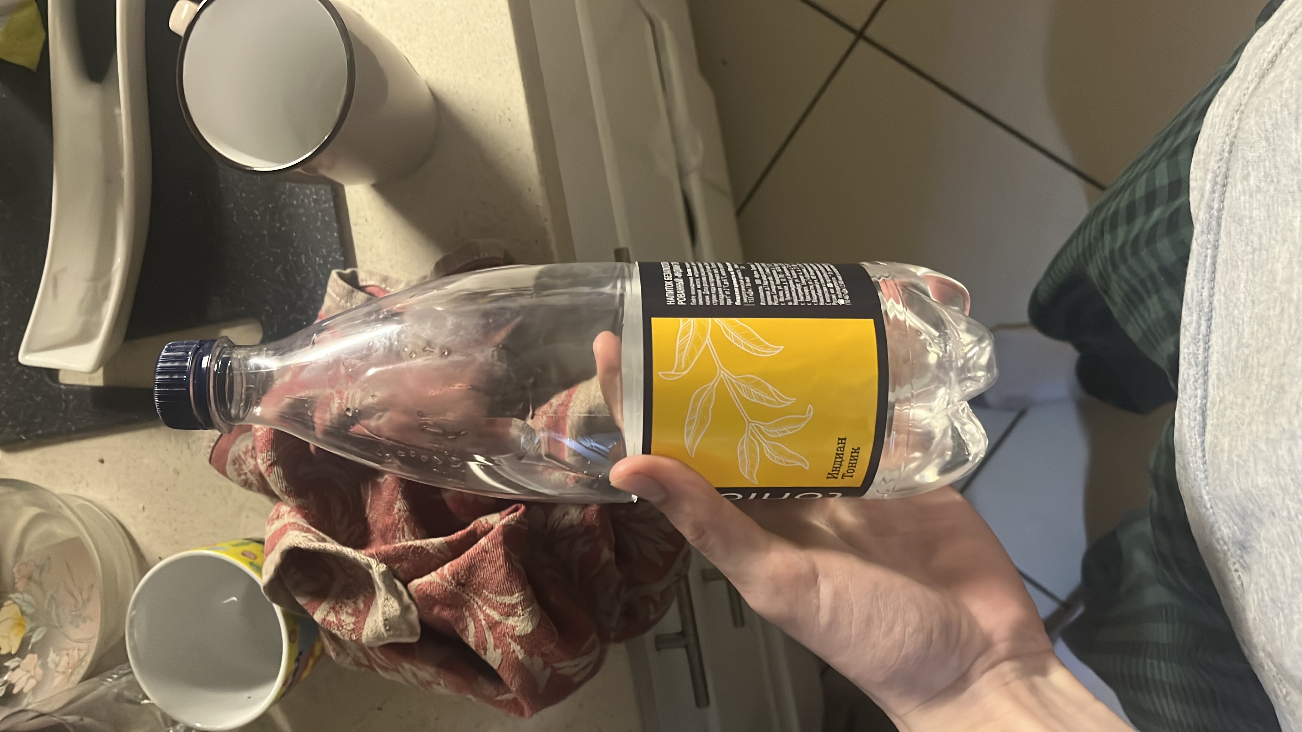 A zero-calorie Indian tonic water beverage with no fats, proteins, or carbohydrates.
