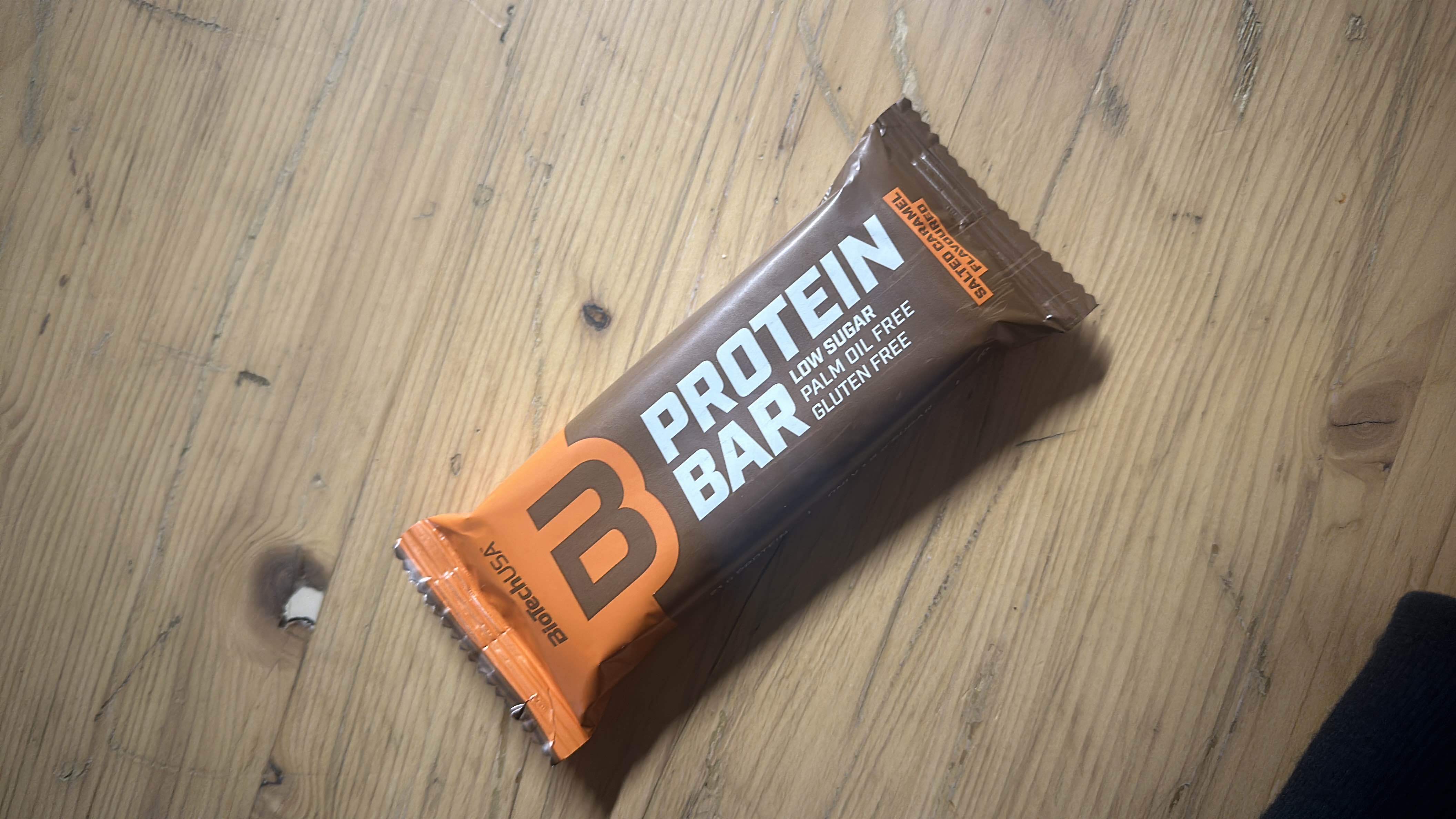 A low-sugar, gluten-free protein bar with salted caramel flavor, providing a balanced mix of protein, carbs, and fats.