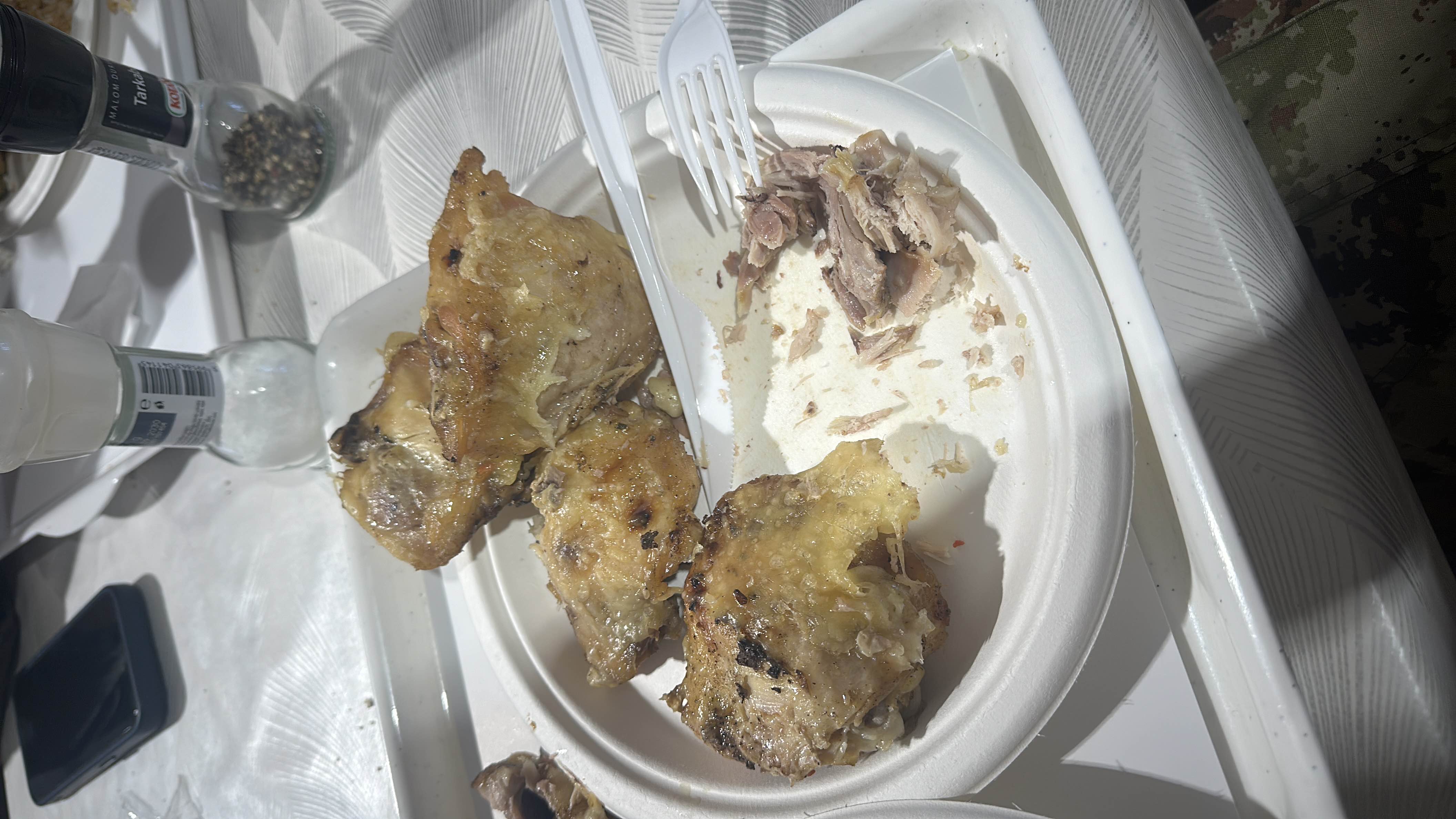 The image shows a plate of roasted chicken, which is high in protein and fats, with minimal carbohydrates.