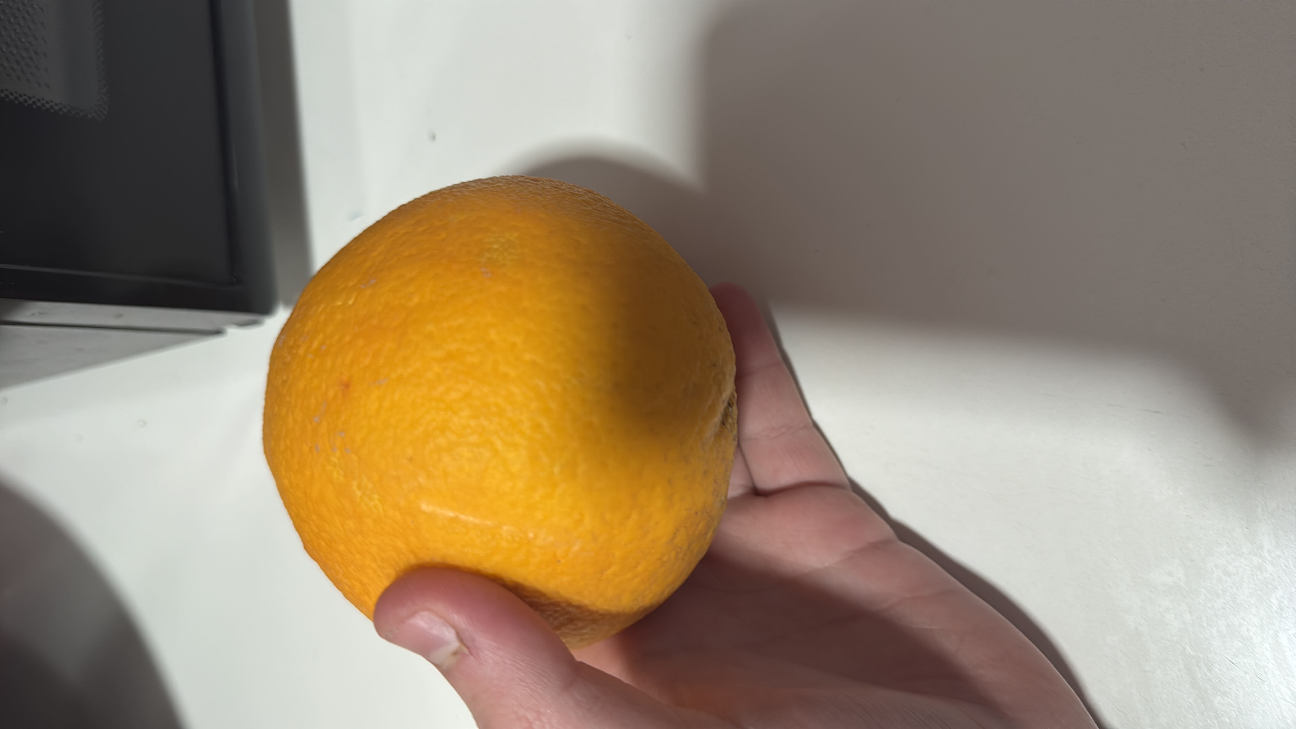 The image shows an orange, a citrus fruit rich in vitamin C, with moderate calories and high nutritional value.