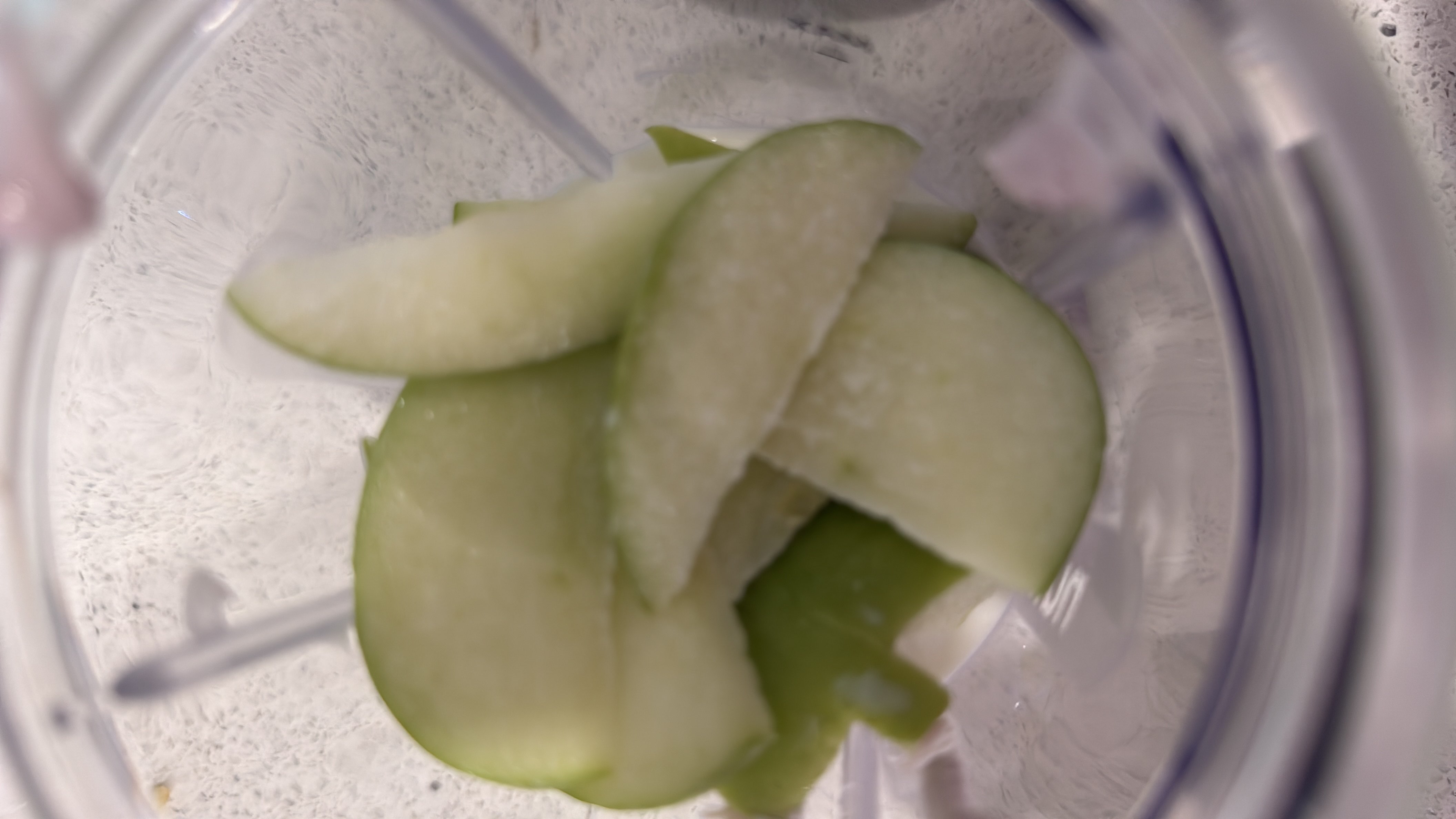 The image shows sliced green apple pieces, which are low in calories and high in carbohydrates, making them a healthy snack option.
