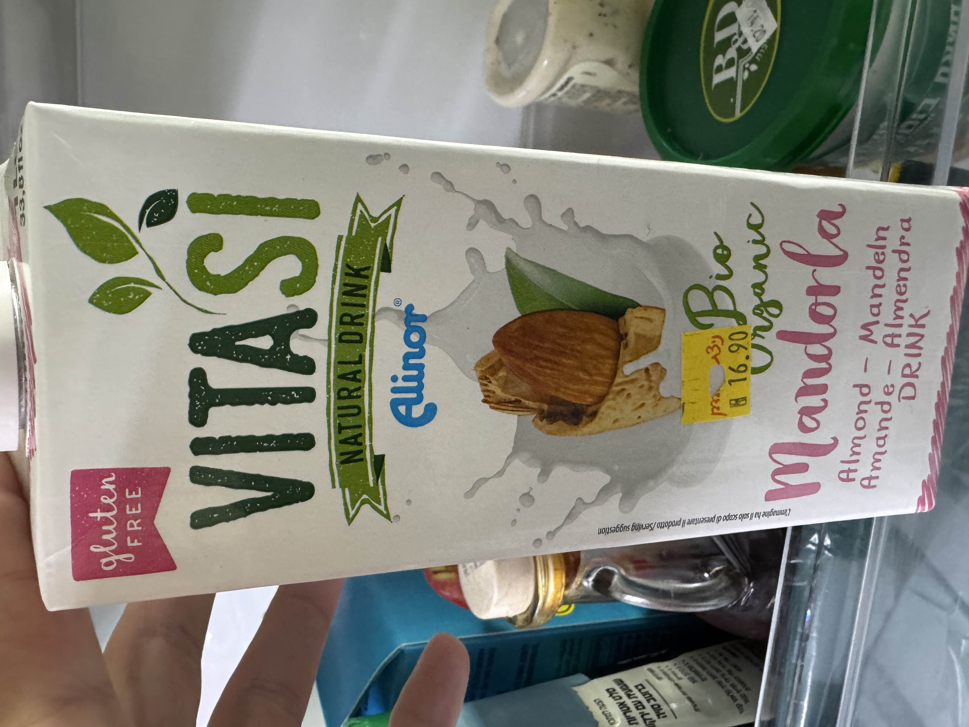 This is an organic almond-based drink, gluten-free and low in calories, suitable for a healthy diet.