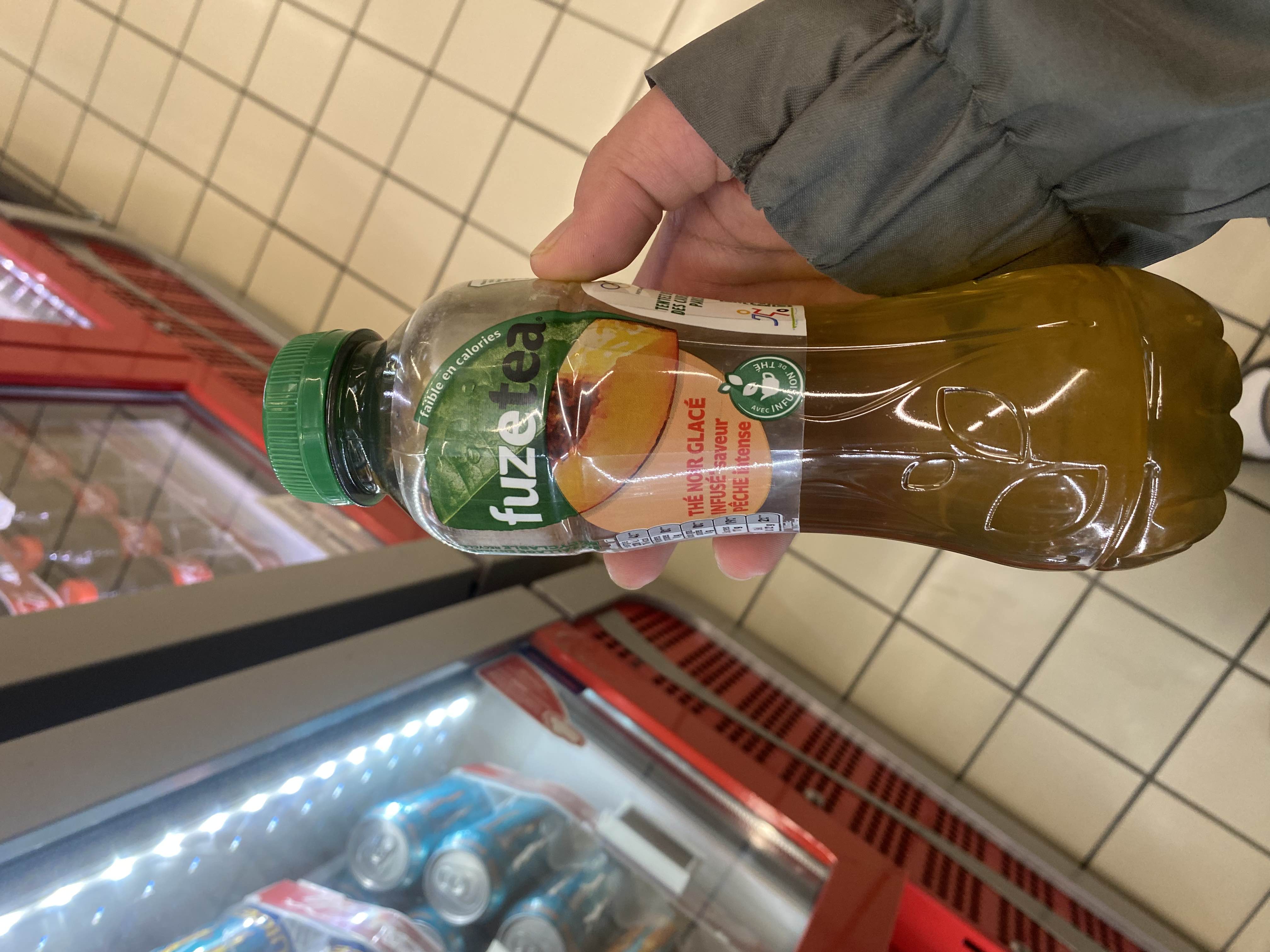 This is a low-calorie peach-flavored iced tea beverage with minimal protein and fat content.