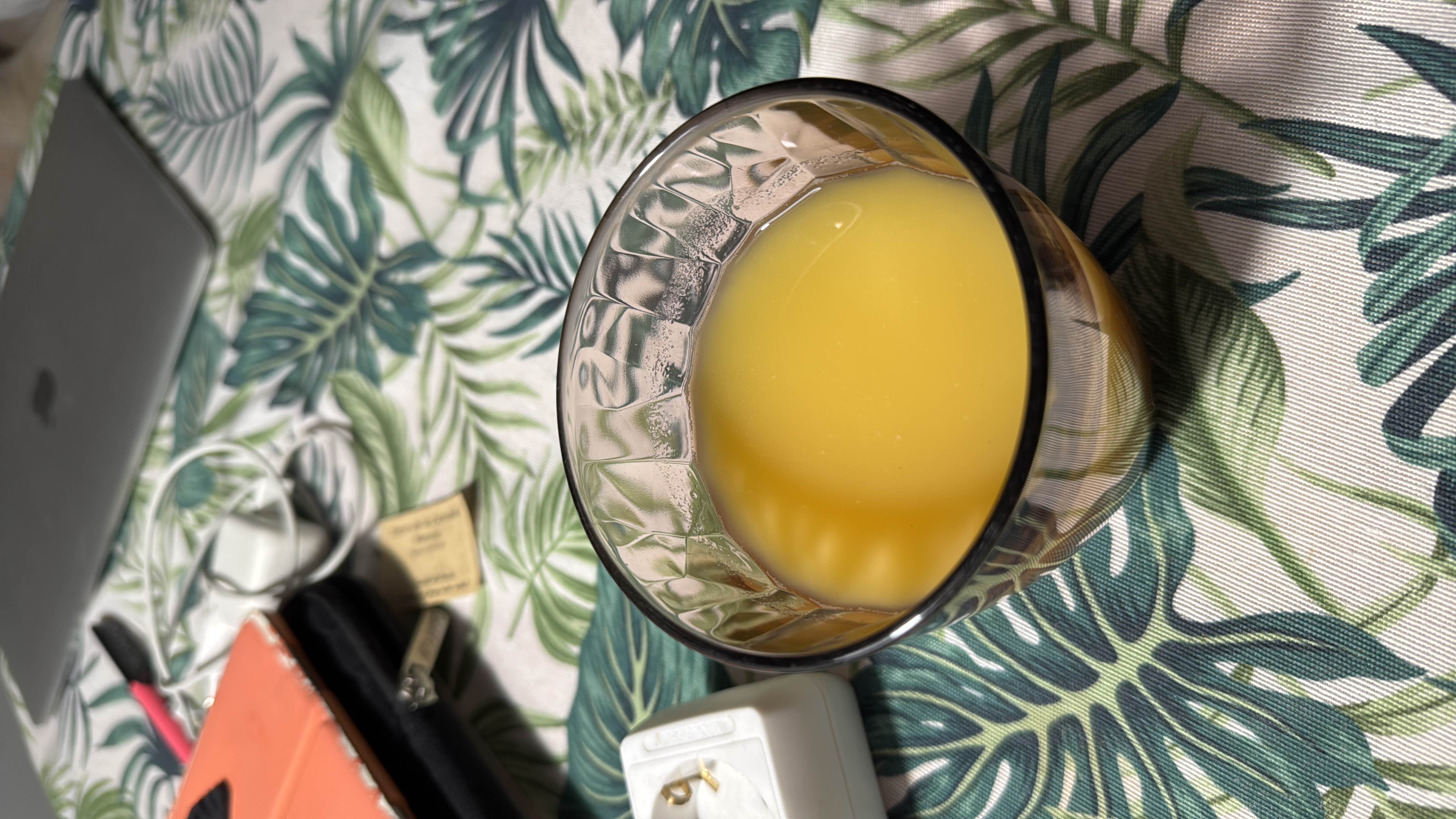 Es un zumo tropical sin azúcar añadido, rico en carbohidratos y bajo en grasas y proteínas.