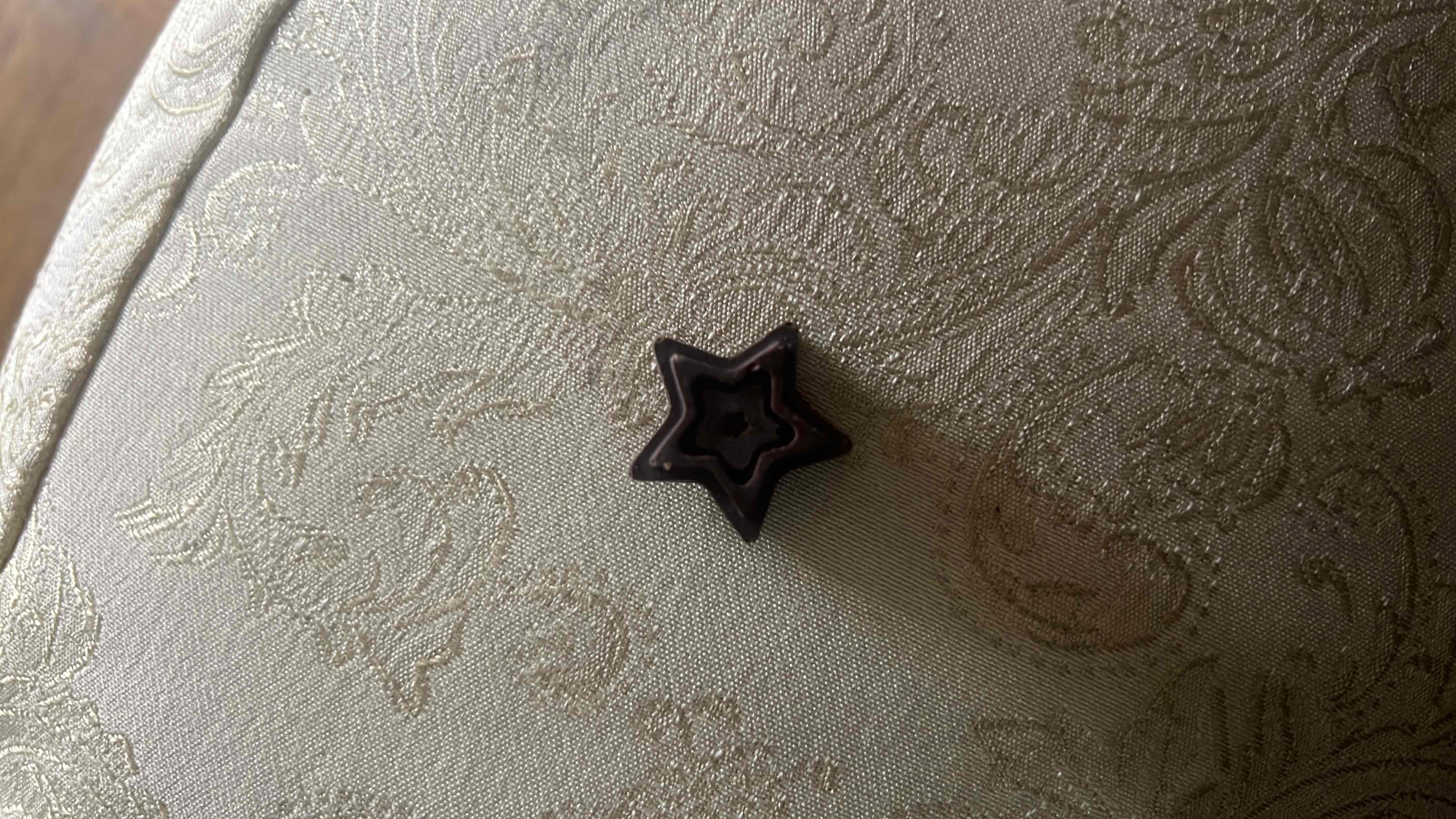 A small star-shaped piece of dark chocolate with moderate calories and a low health score.