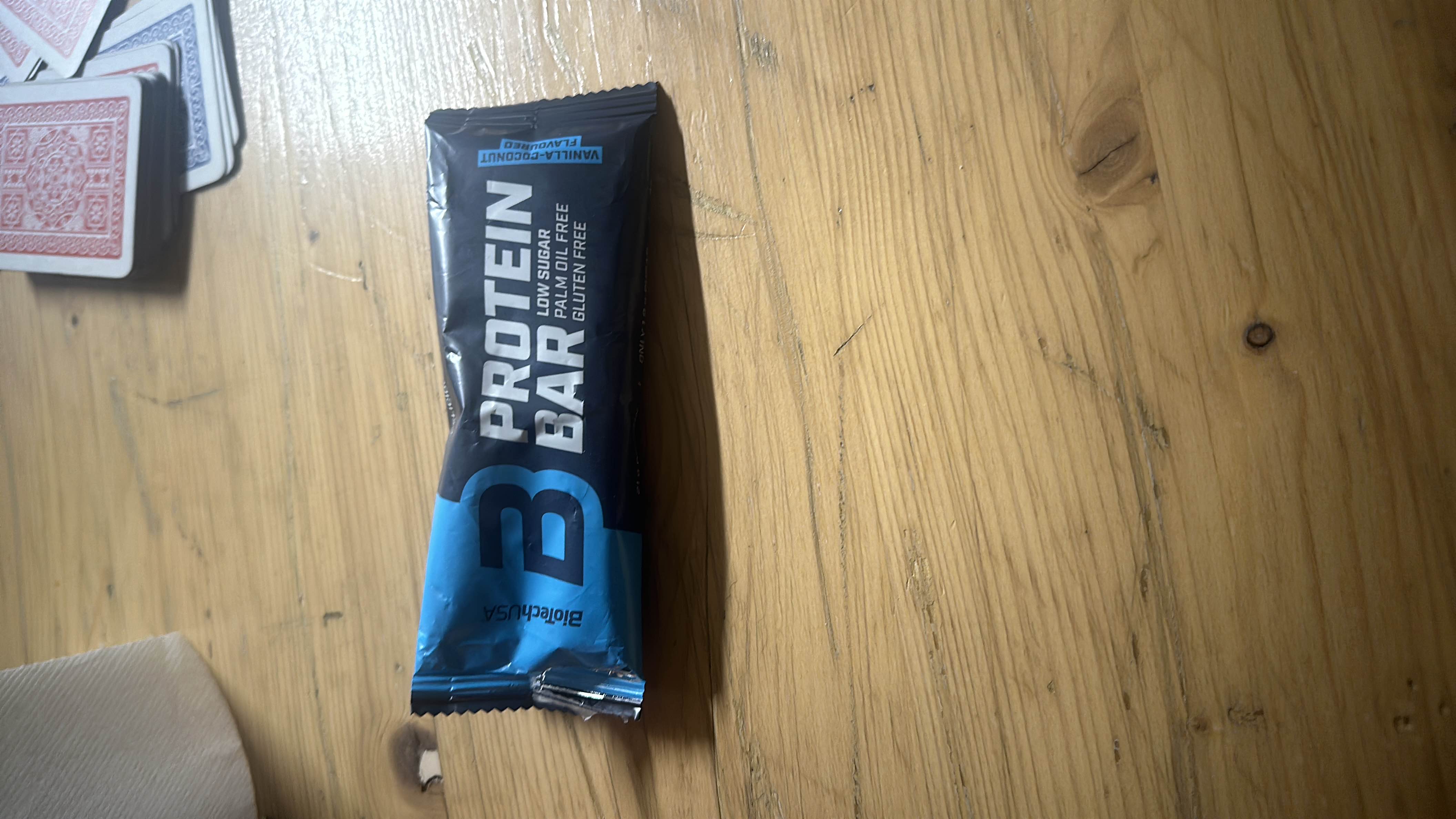 A low-sugar, gluten-free protein bar with a vanilla-coconut flavor, providing a balanced mix of protein, carbs, and fats.