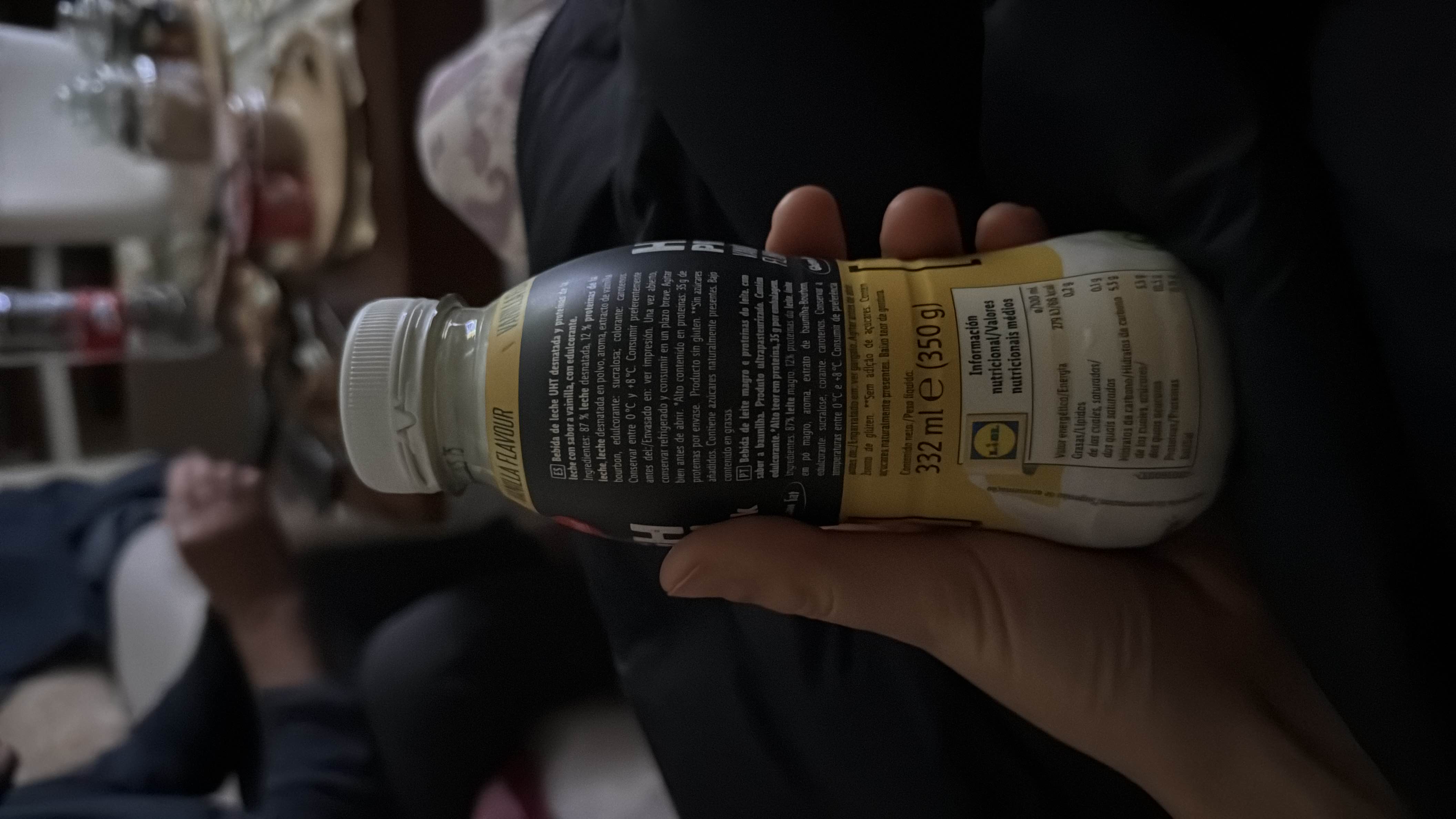 A high-protein vanilla-flavored UHT skimmed milk drink with low fat and low carbohydrates, sweetened with sucralose.