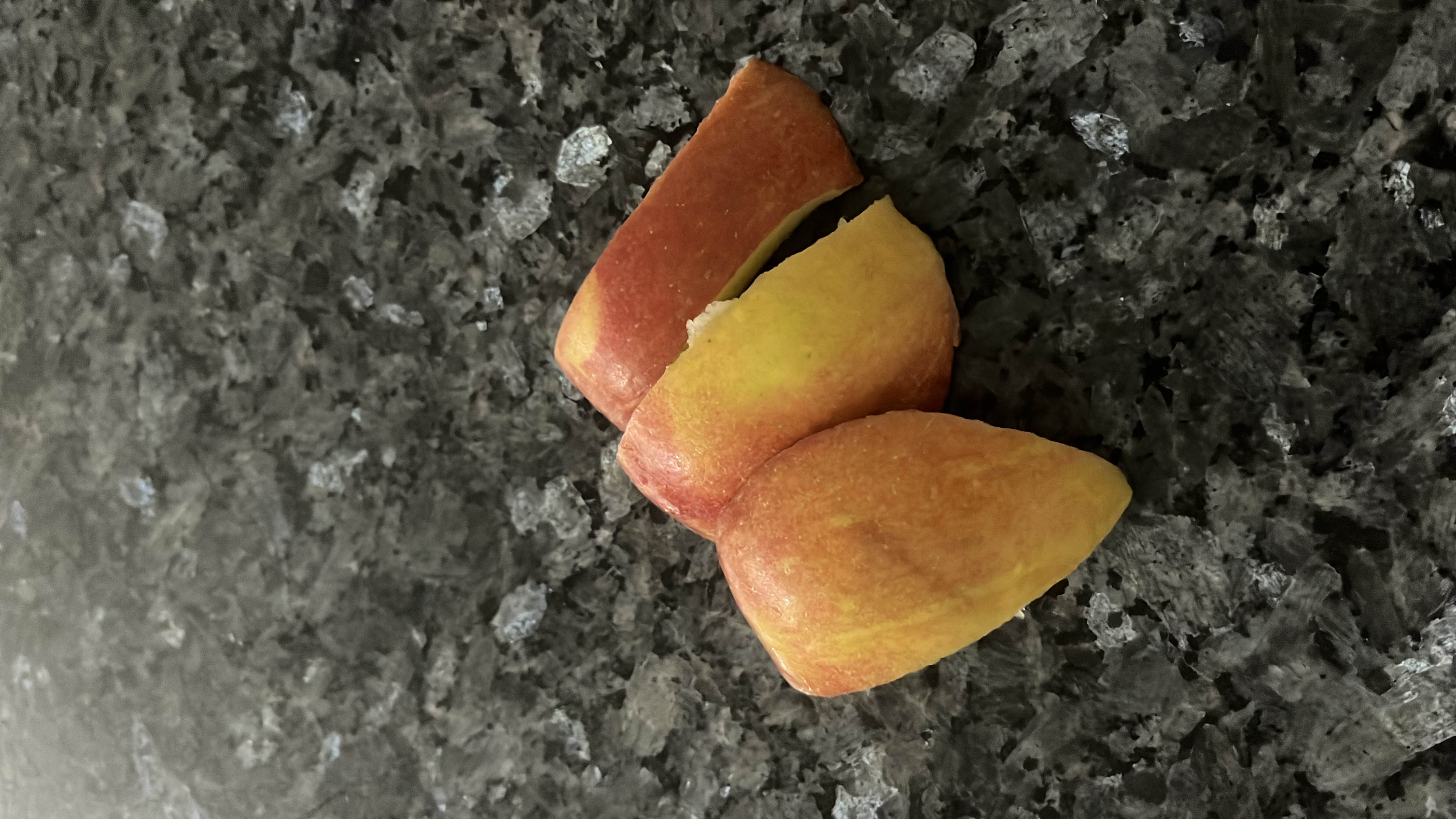 The image shows slices of an apple, a low-calorie fruit rich in carbohydrates and fiber.