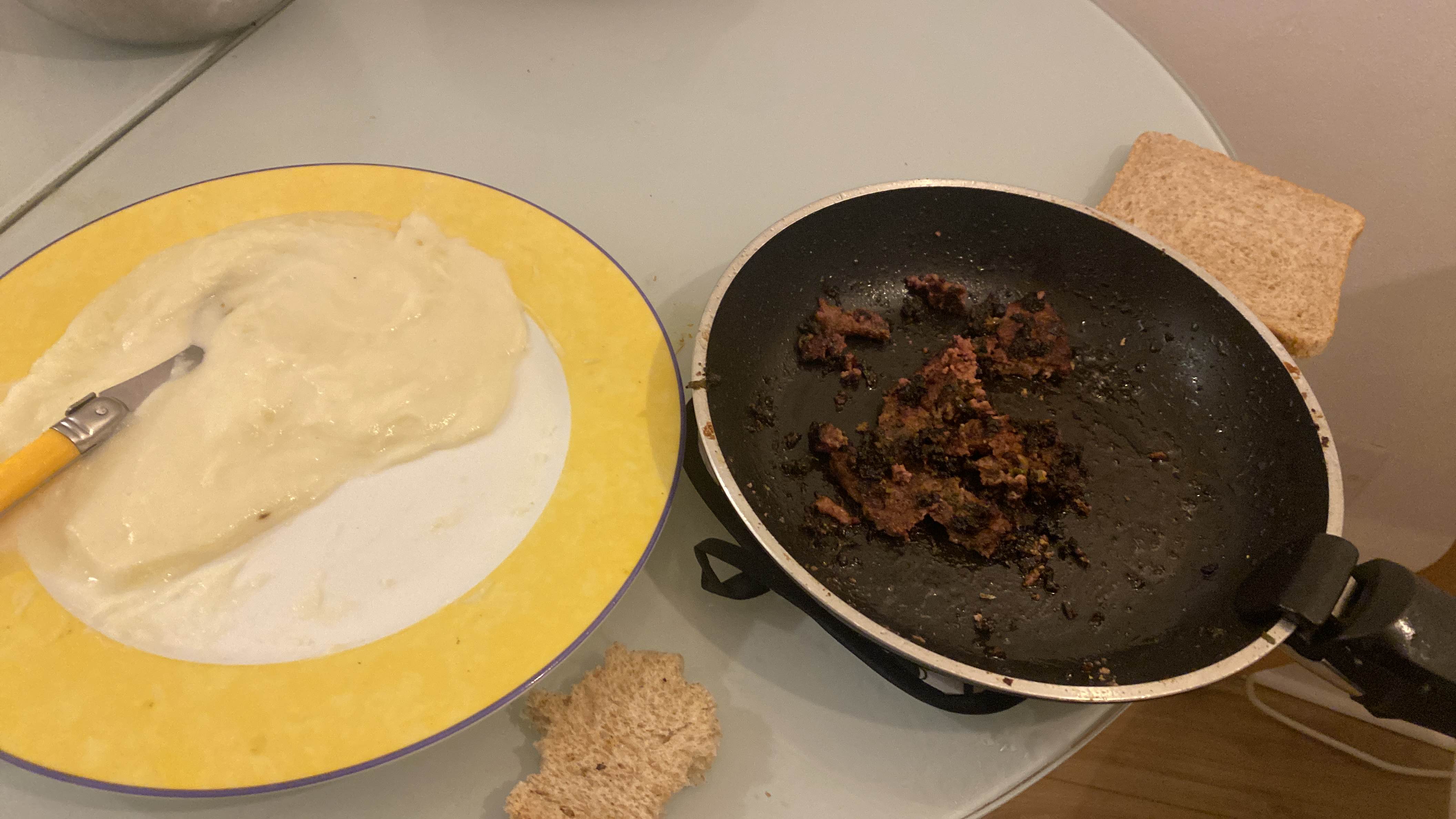 A meal consisting of mashed potatoes, ground meat, and bread, providing a balanced mix of protein, carbs, and fats.