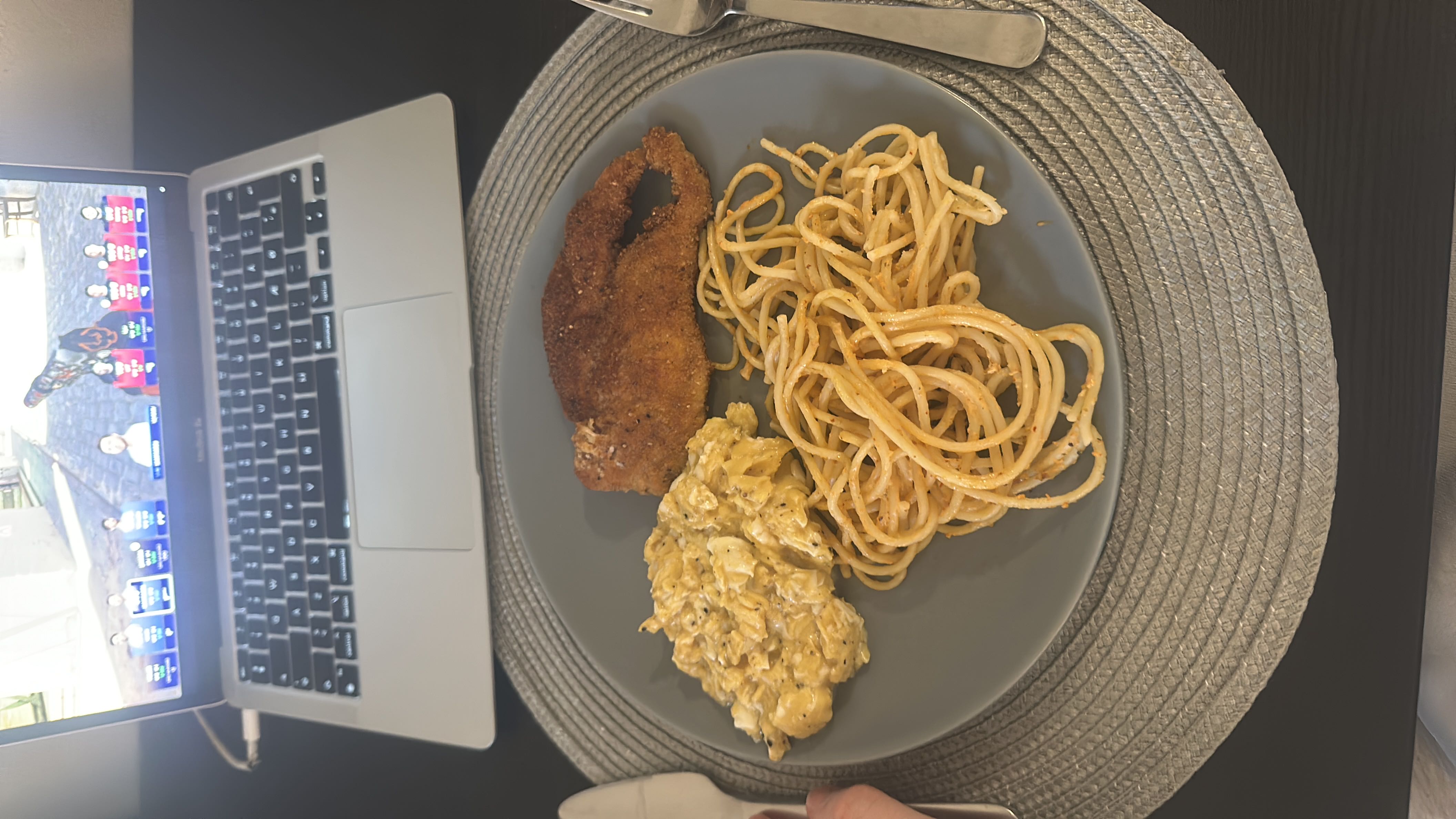 A meal consisting of breaded chicken, creamy potato salad, and spaghetti, providing a balanced mix of protein, carbs, and fats.