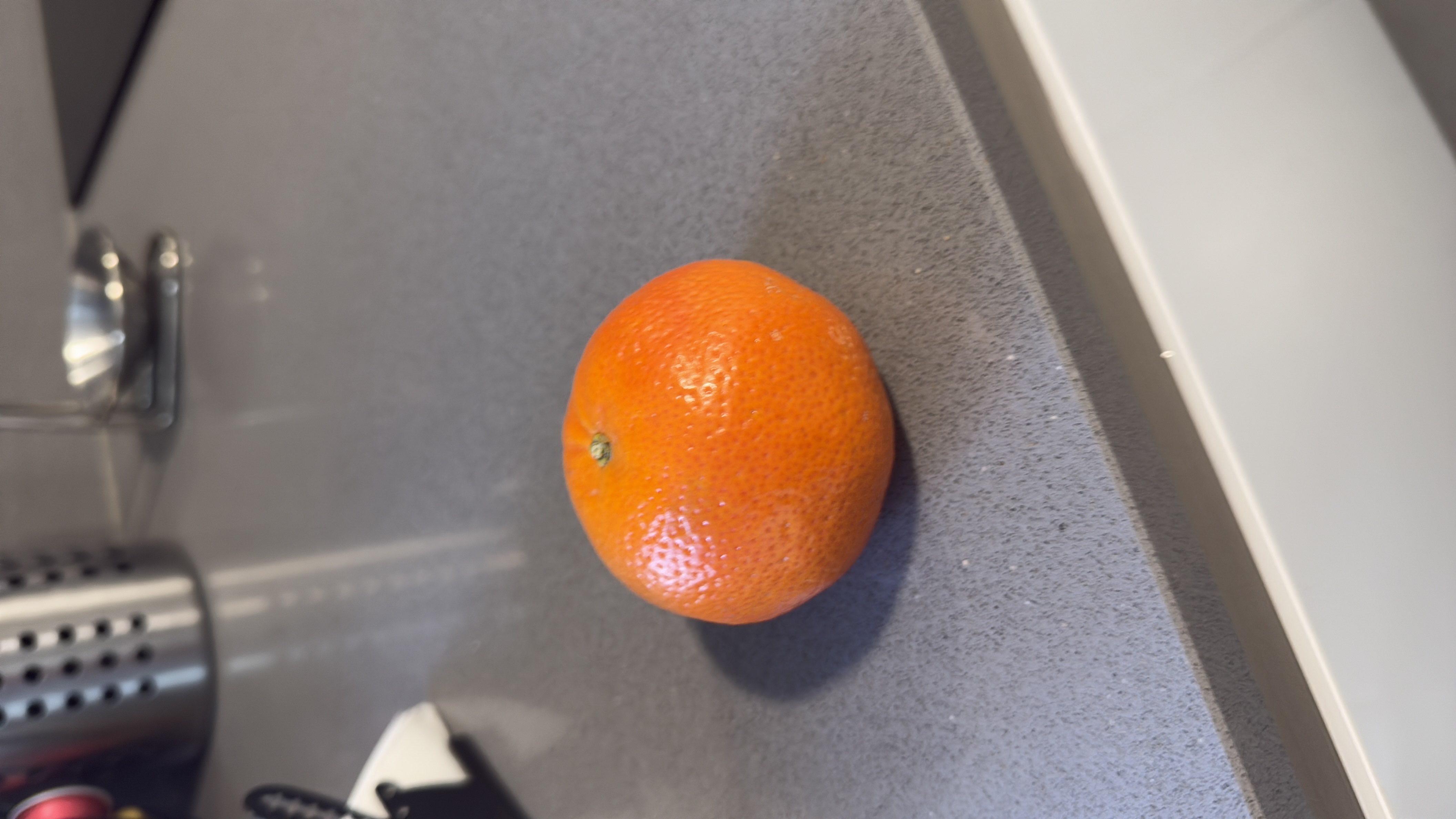 A fresh mandarin orange, low in calories and fats, rich in vitamin C and carbohydrates.