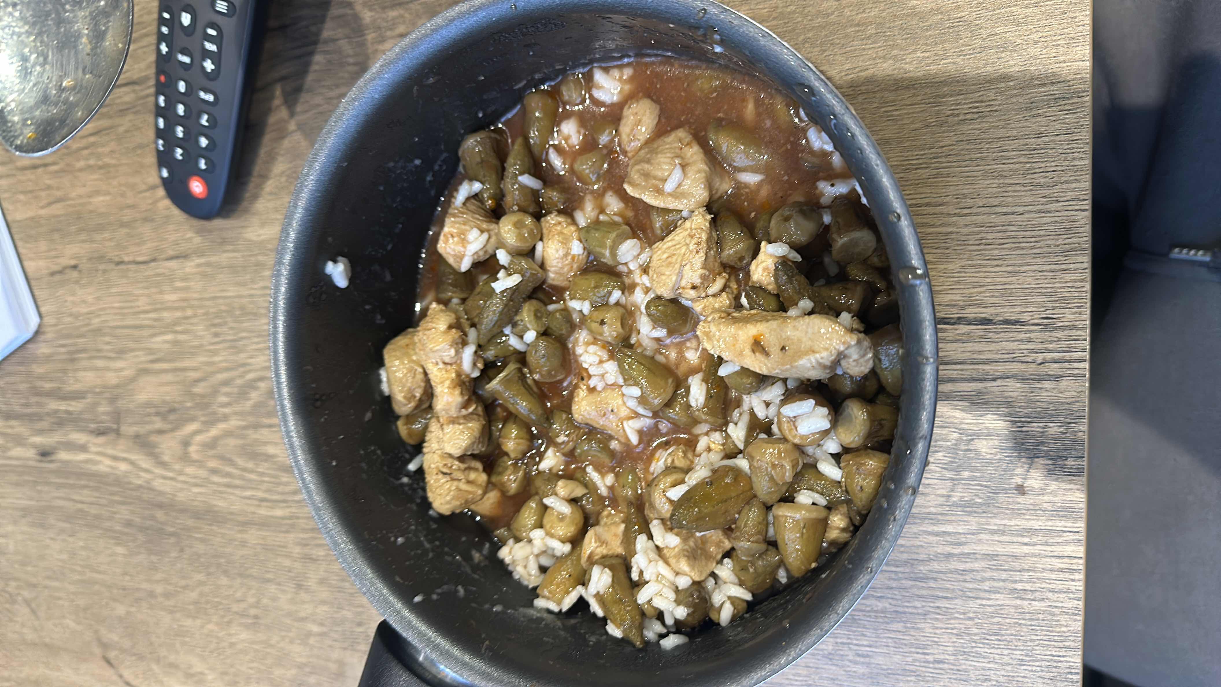 A nutritious dish containing chicken, okra, rice, and tomato sauce, providing a balanced mix of protein, carbs, and fats.