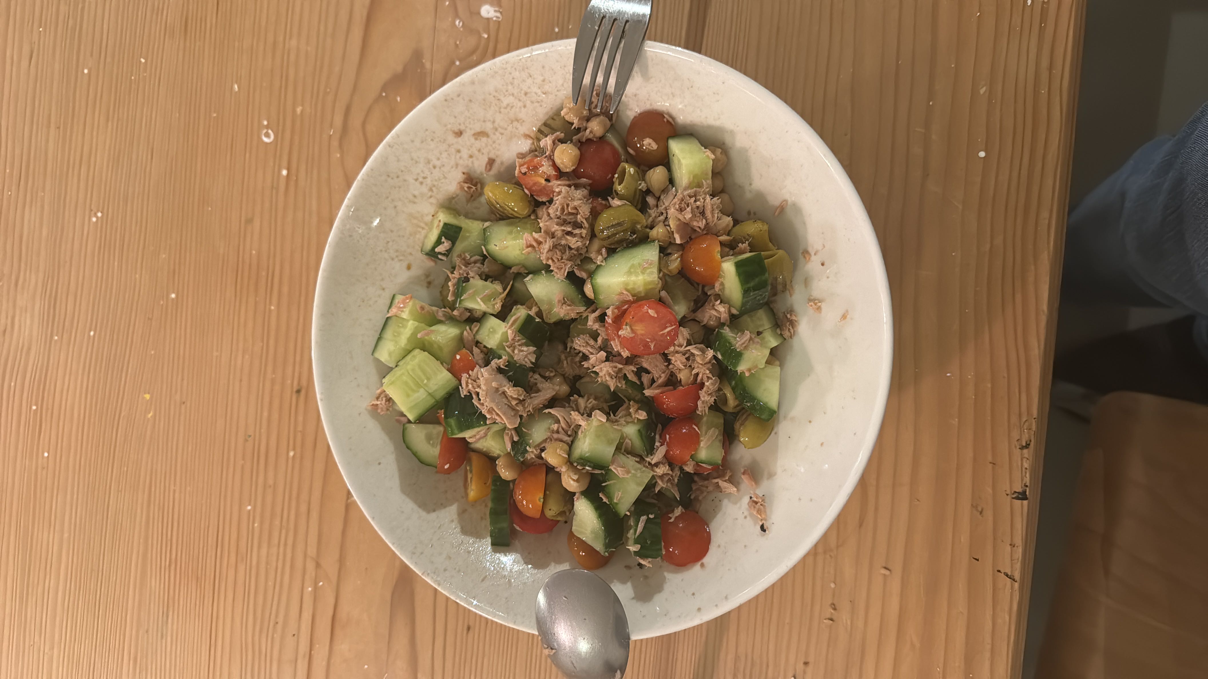A healthy salad with one big cucumber, plenty of cherry tomatoes, 120g of chickpeas, 10 green olives, 150g of tuna, olive oil, soy sauce, and balsamic vinegar, offering a balanced mix of protein, carbs, and fats.