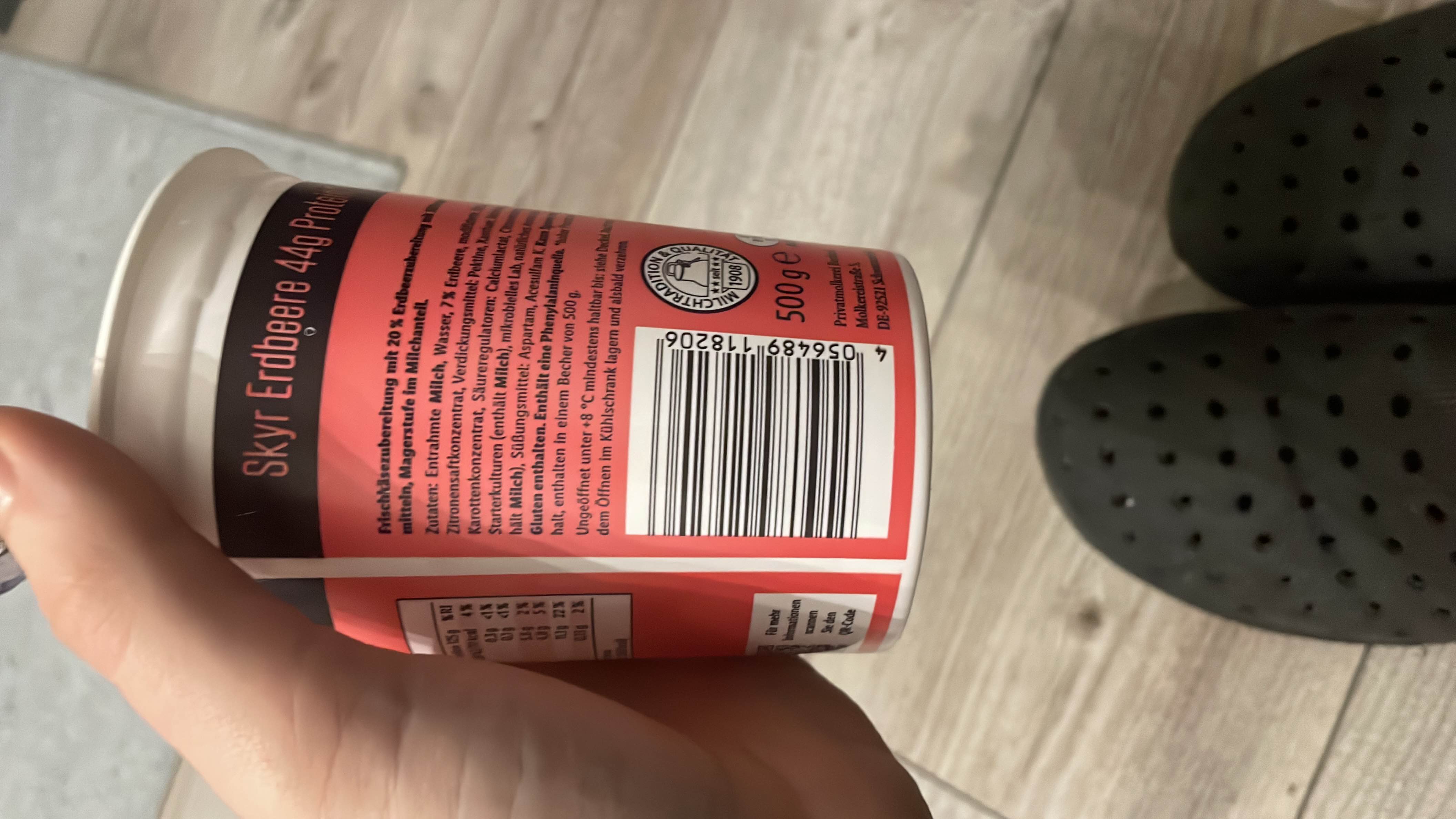 This is a 500g Skyr Erdbeere yogurt with 44g protein per container, low fat, and a strawberry flavor. It is a high-protein, low-calorie dairy product.