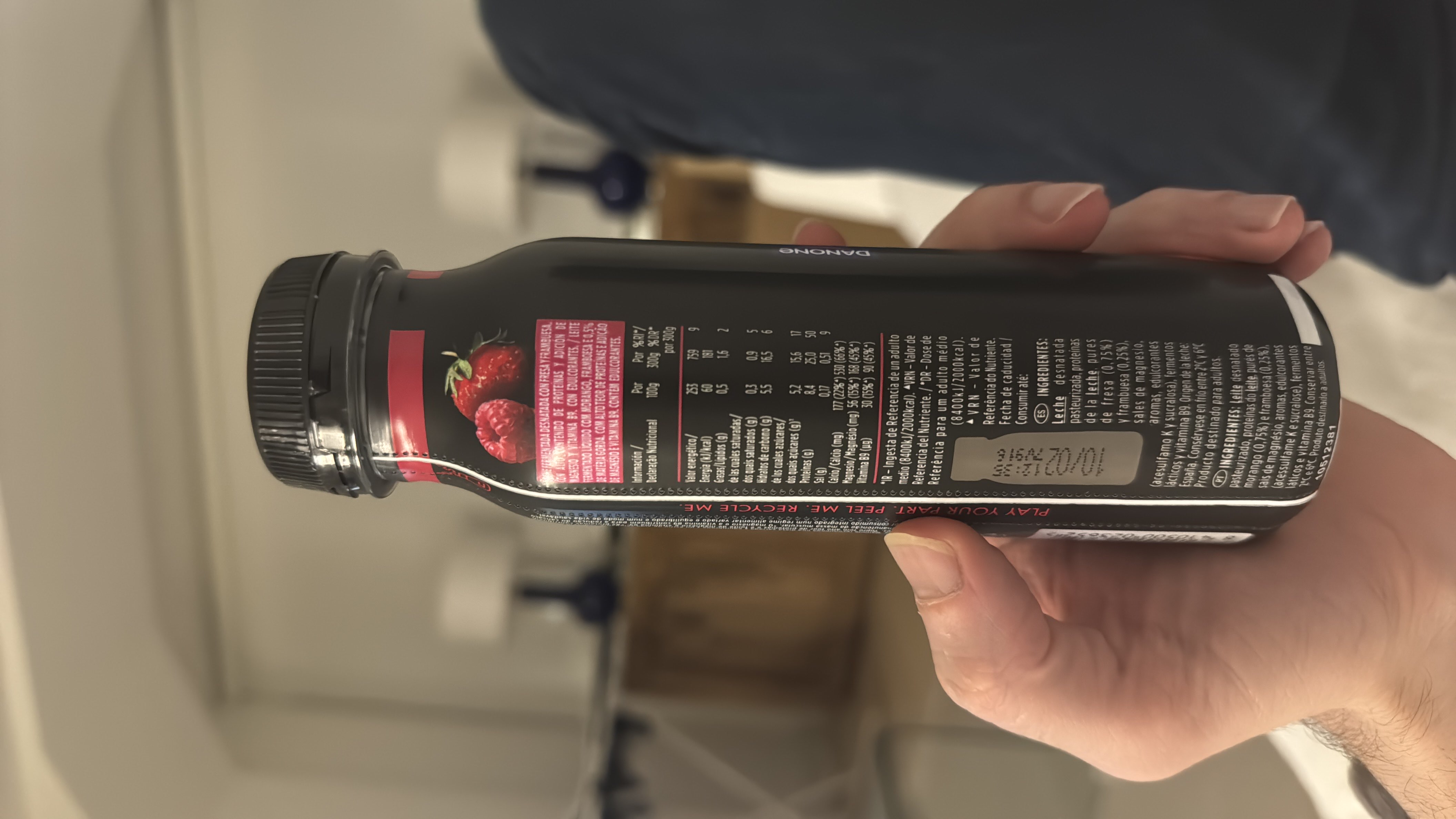 A low-calorie drink made with skimmed milk, milk proteins, and fruit purees, providing a good source of protein and minimal fats.