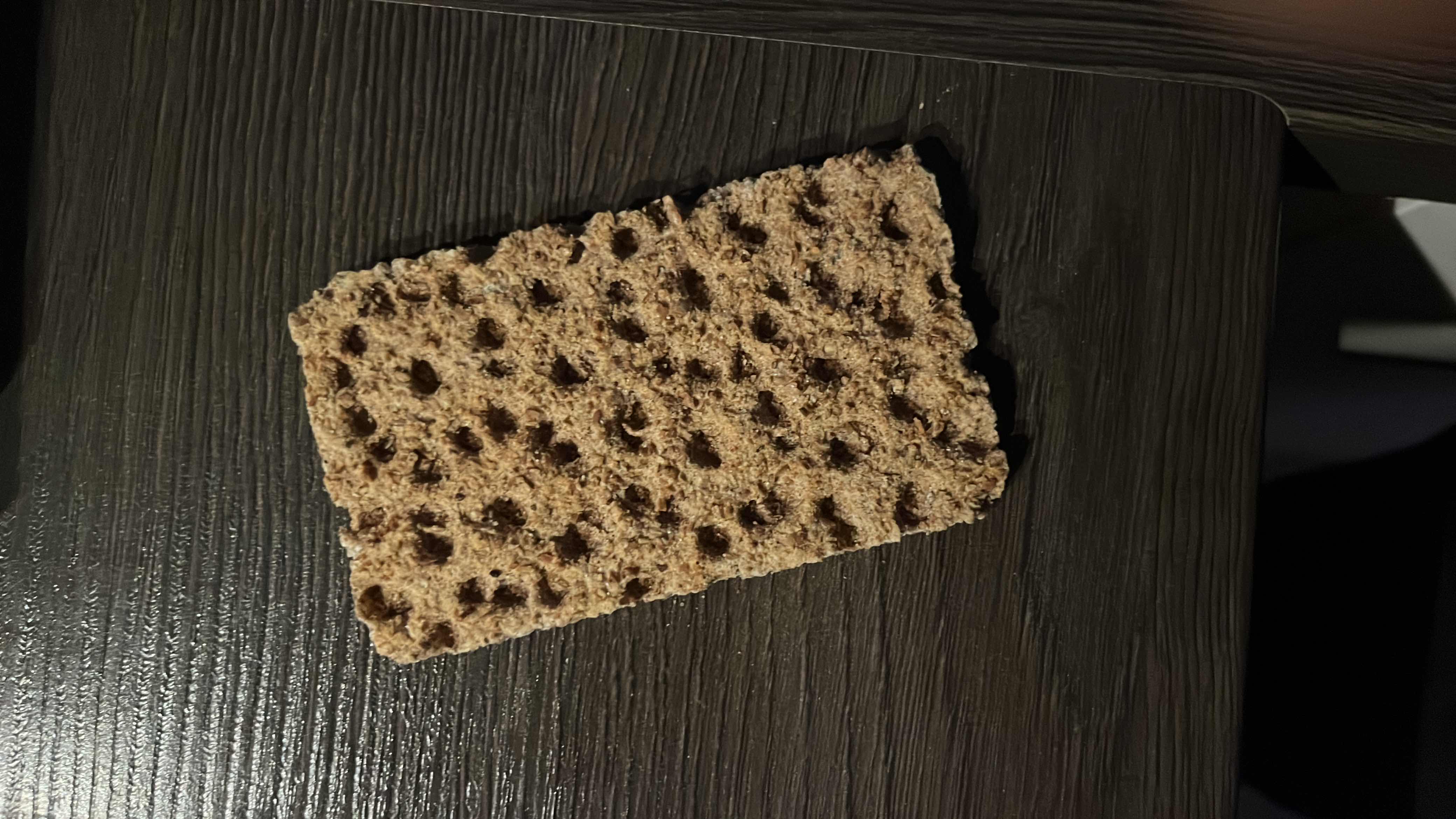 A single piece of whole grain rye crispbread, low in calories and fats, high in fiber, and suitable for a healthy diet.