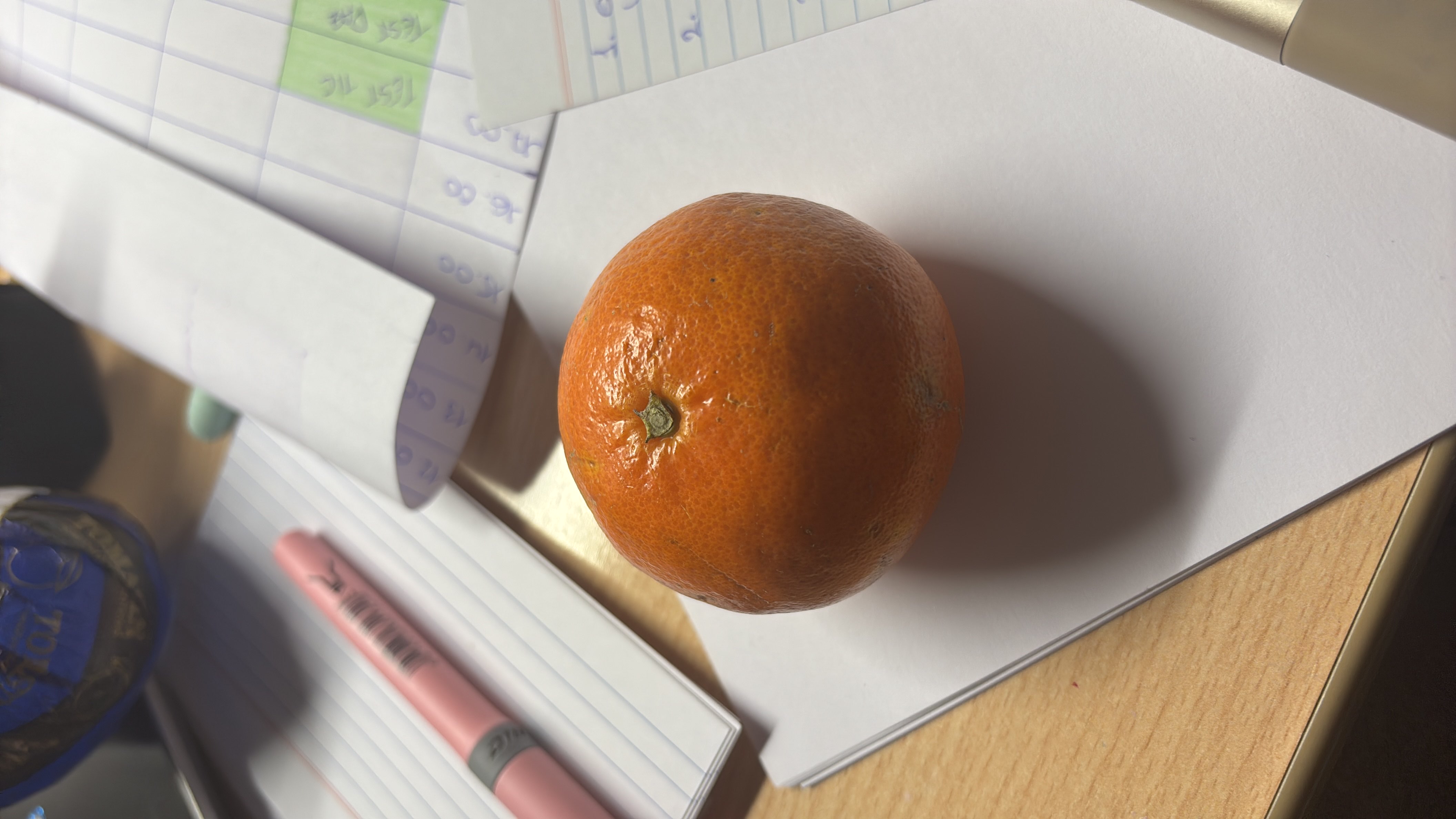 The image shows a mandarin orange, a low-calorie fruit rich in vitamin C and dietary fiber.