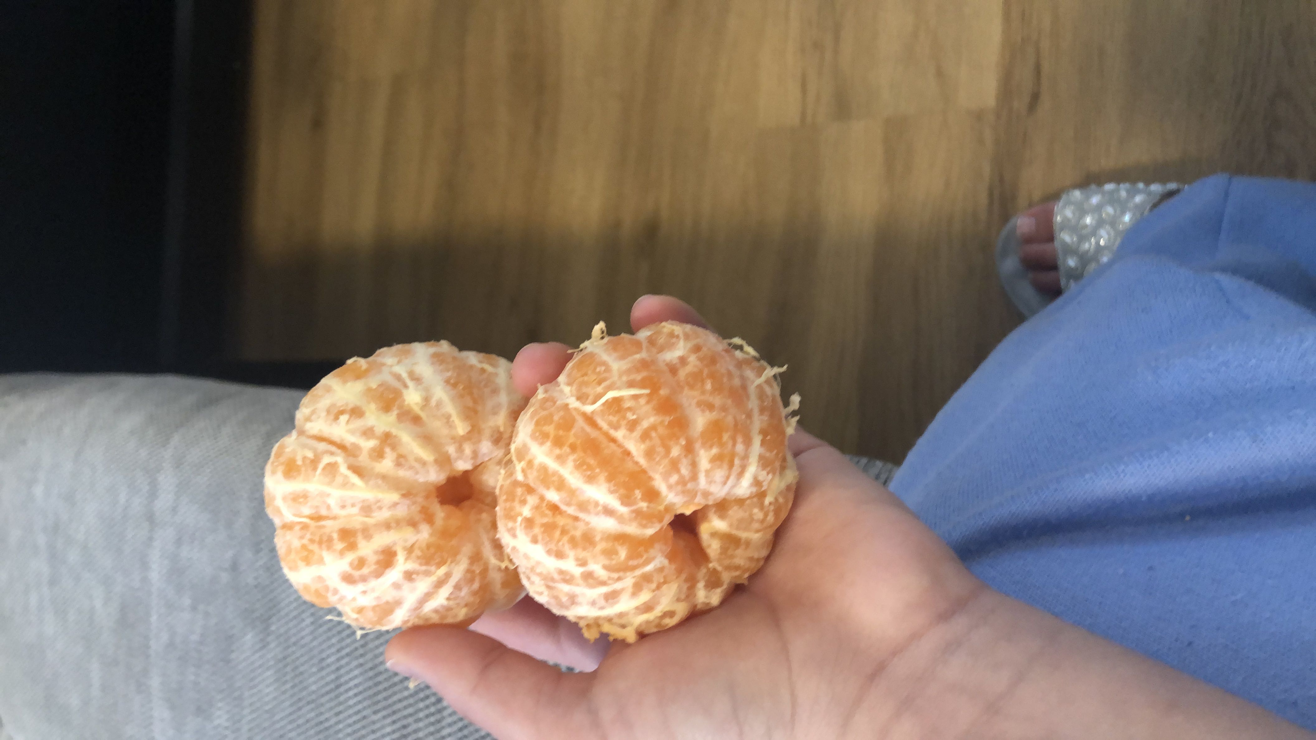 The image shows two peeled mandarin oranges, which are low-calorie fruits rich in vitamin C and carbohydrates.