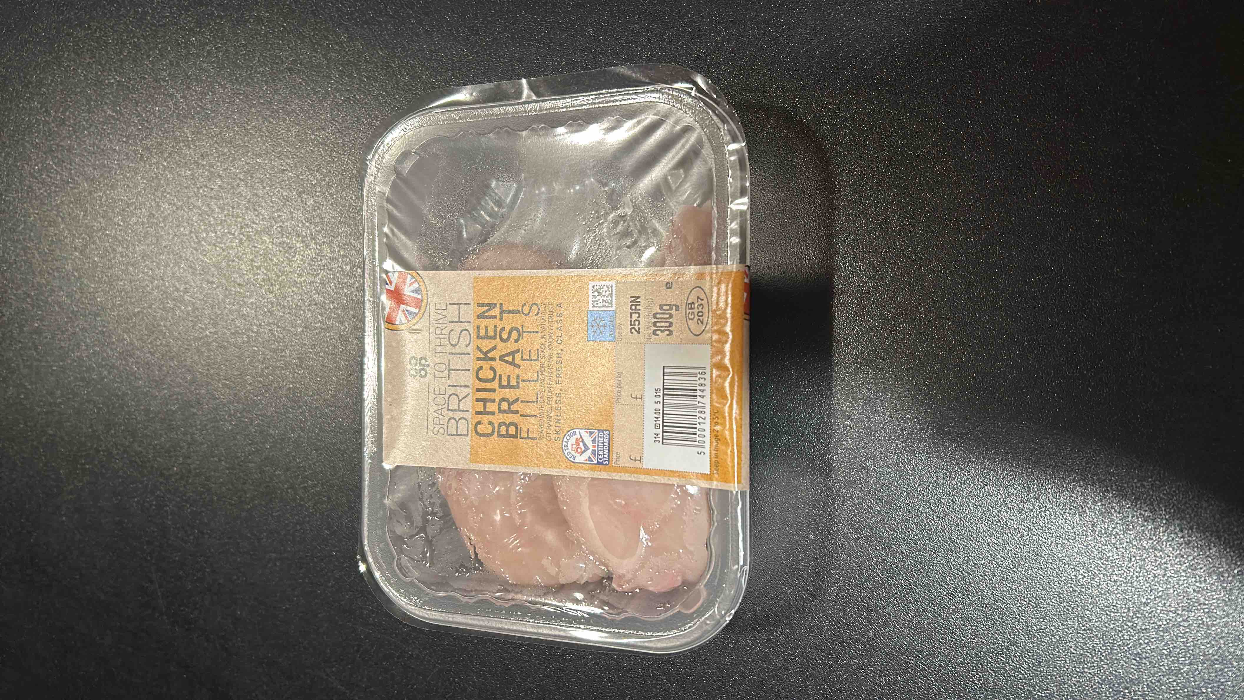 This is a package of British chicken breast fillets, skinless and fresh, weighing 300g. It is a high-protein, low-fat food option.