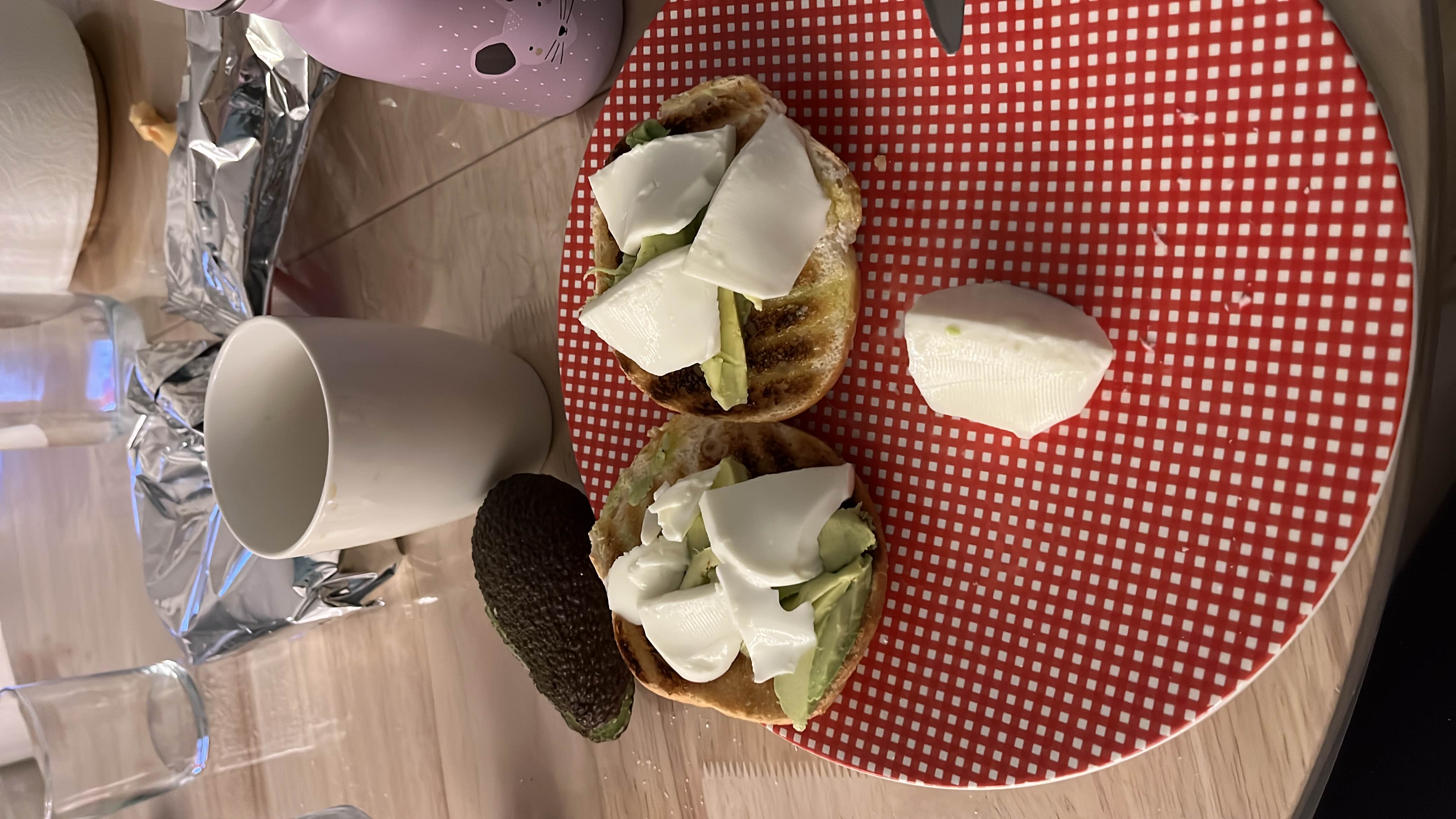 A plate with toasted bread topped with avocado slices and mozzarella cheese, providing a balanced mix of healthy fats, protein, and carbohydrates.